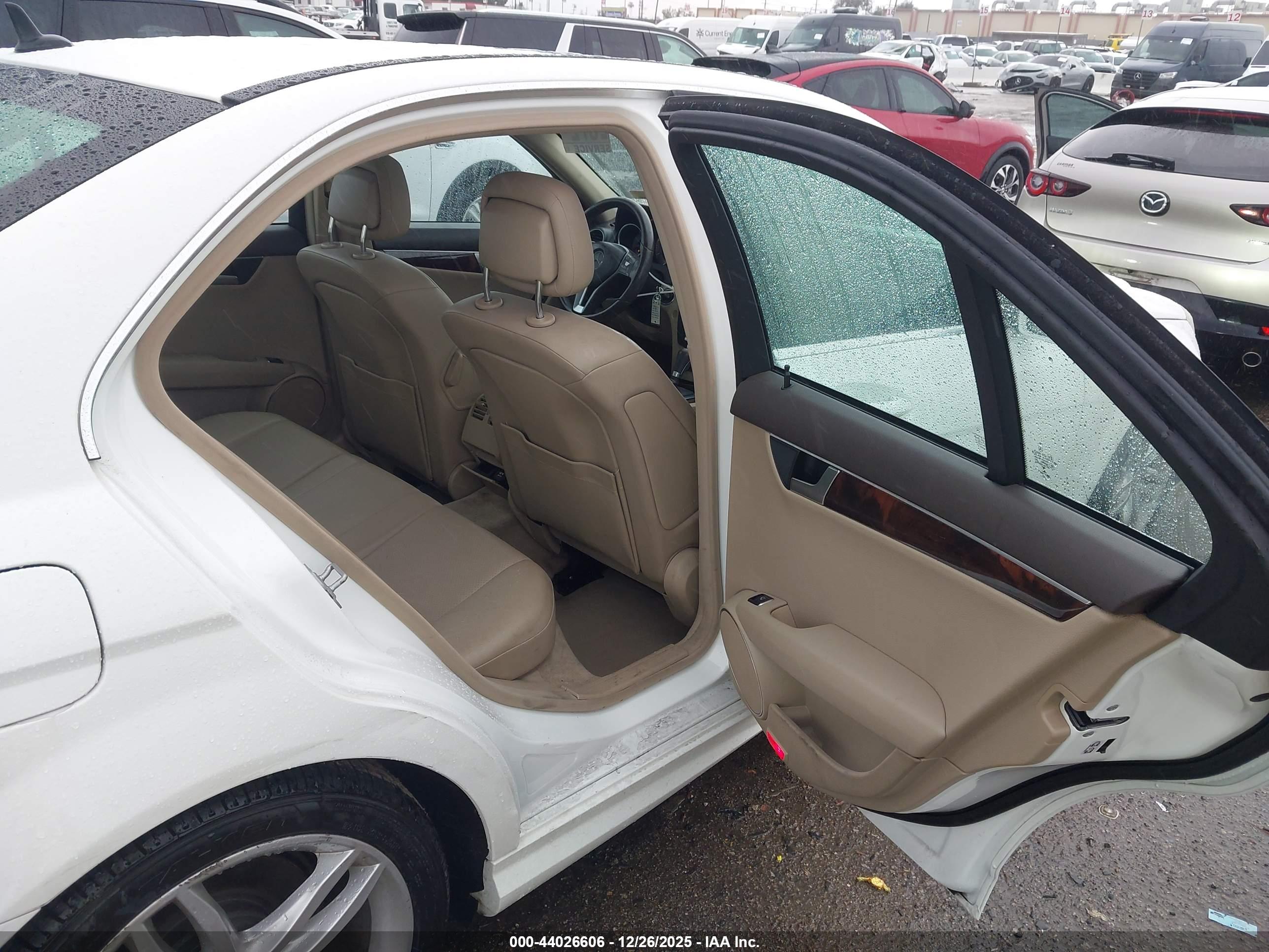 MERCEDES-BENZ C-CLASS image 8