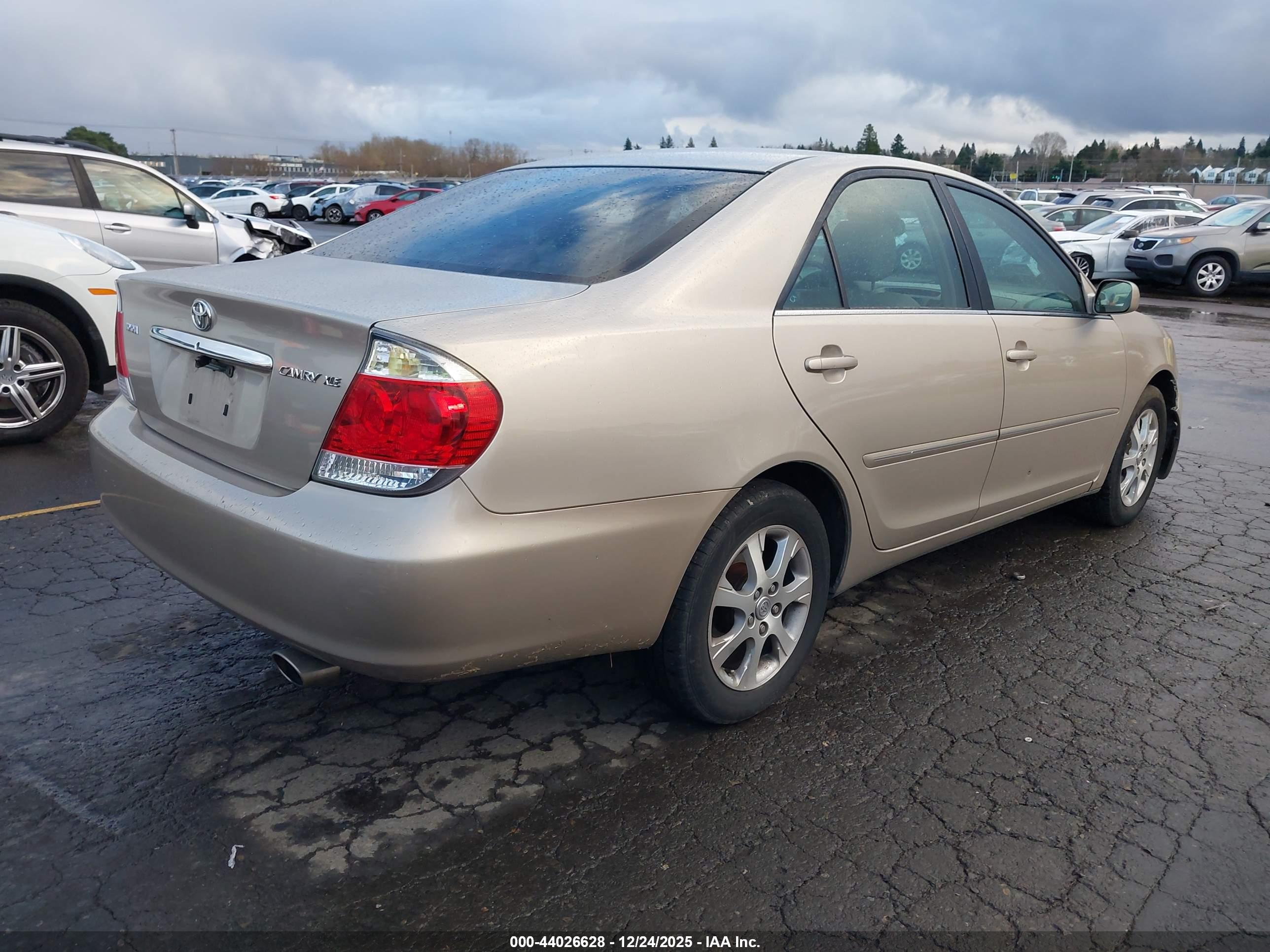 TOYOTA CAMRY image 4