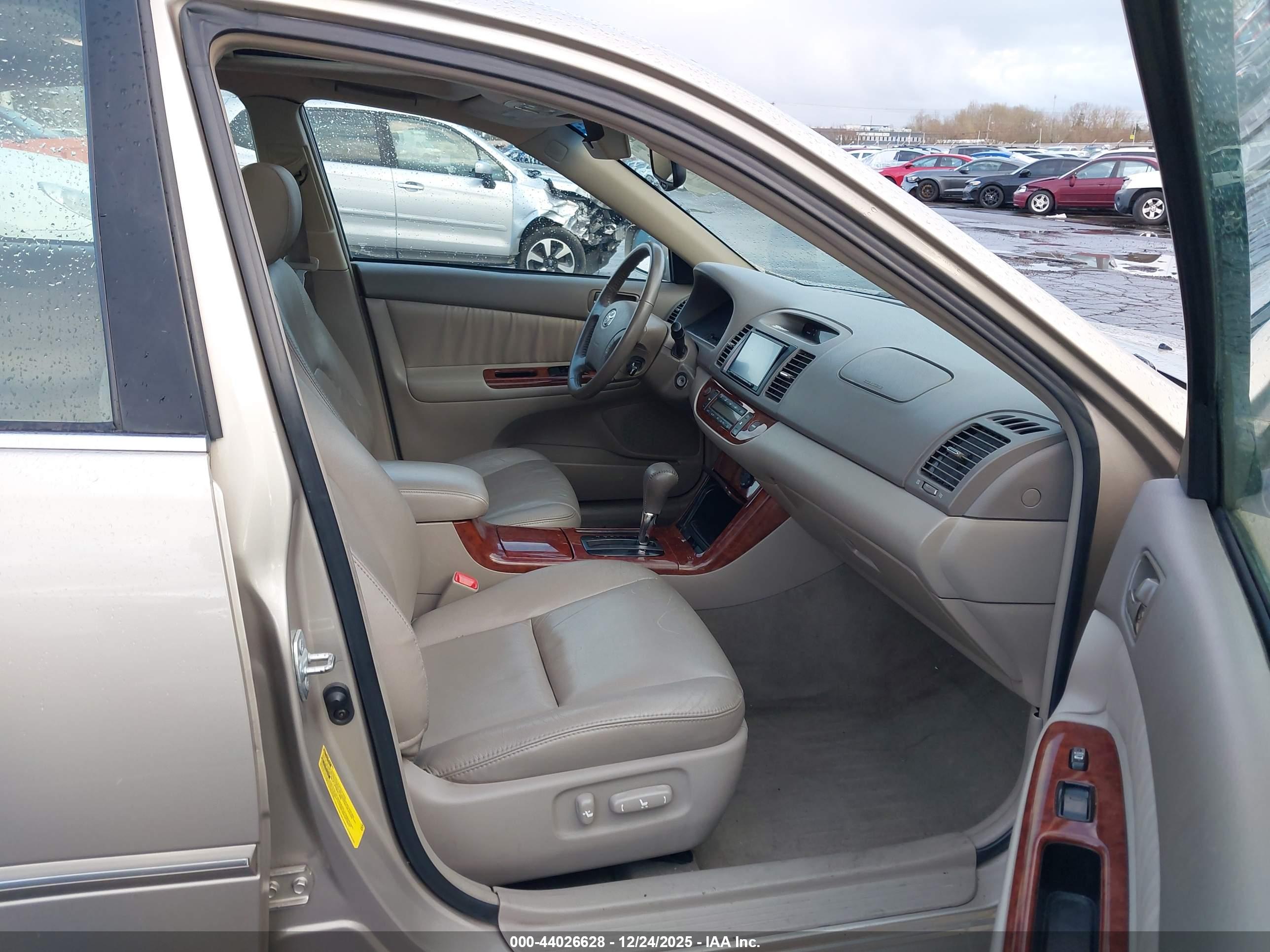 TOYOTA CAMRY image 5