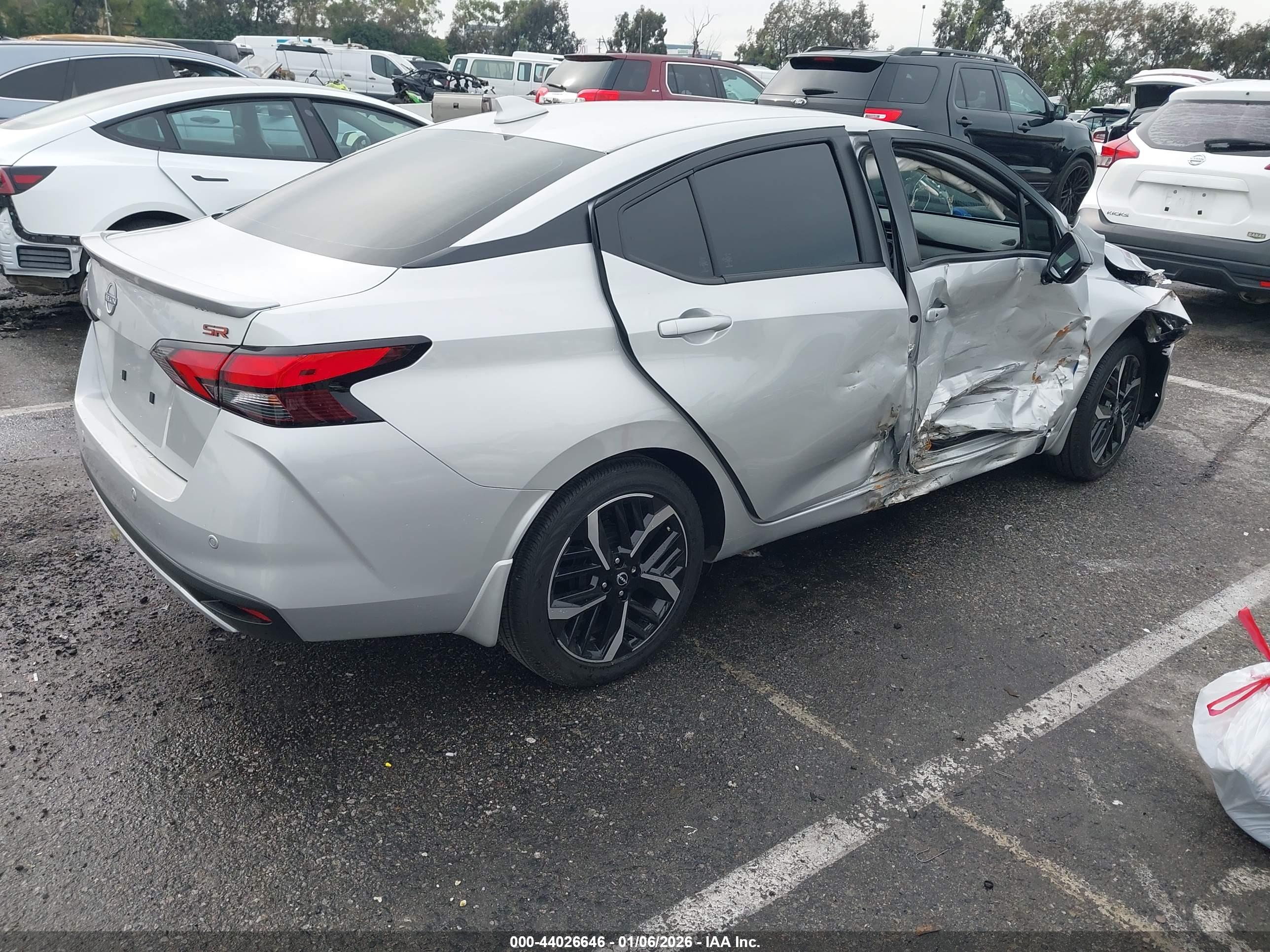 NISSAN VERSA image 4