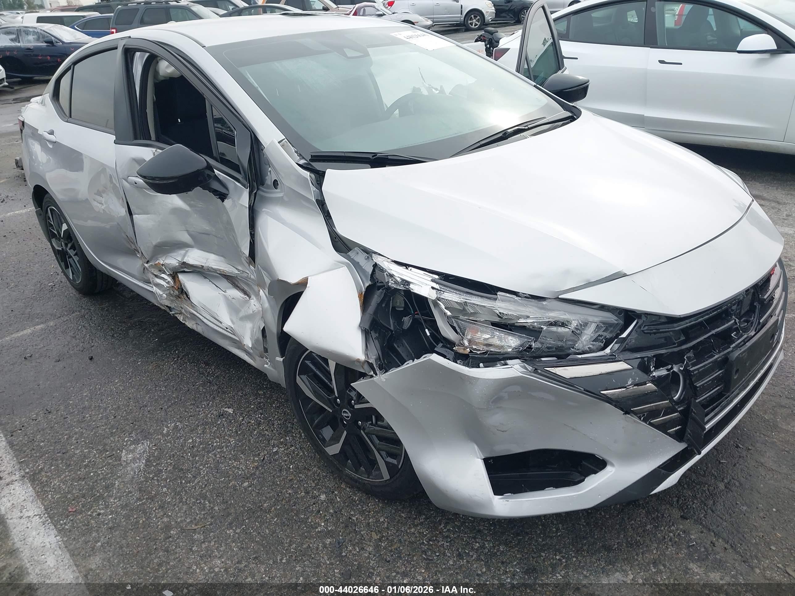 NISSAN VERSA image 6