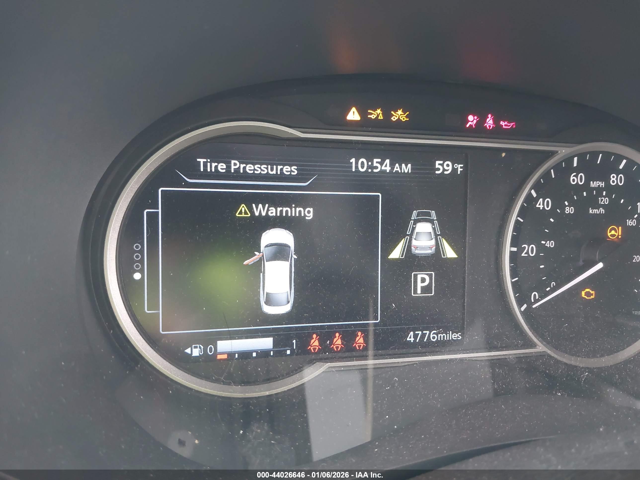 NISSAN VERSA image 7