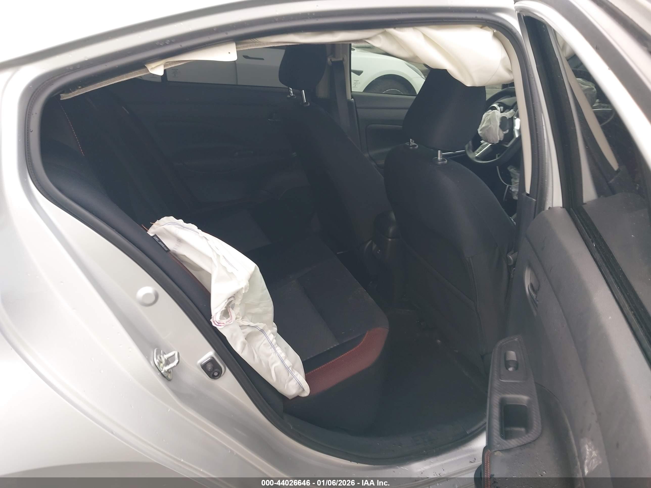 NISSAN VERSA image 8