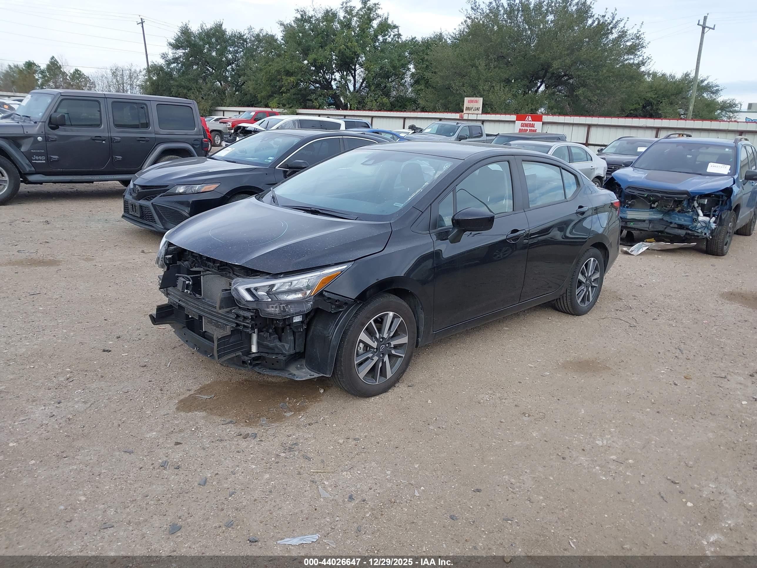 NISSAN VERSA image 2
