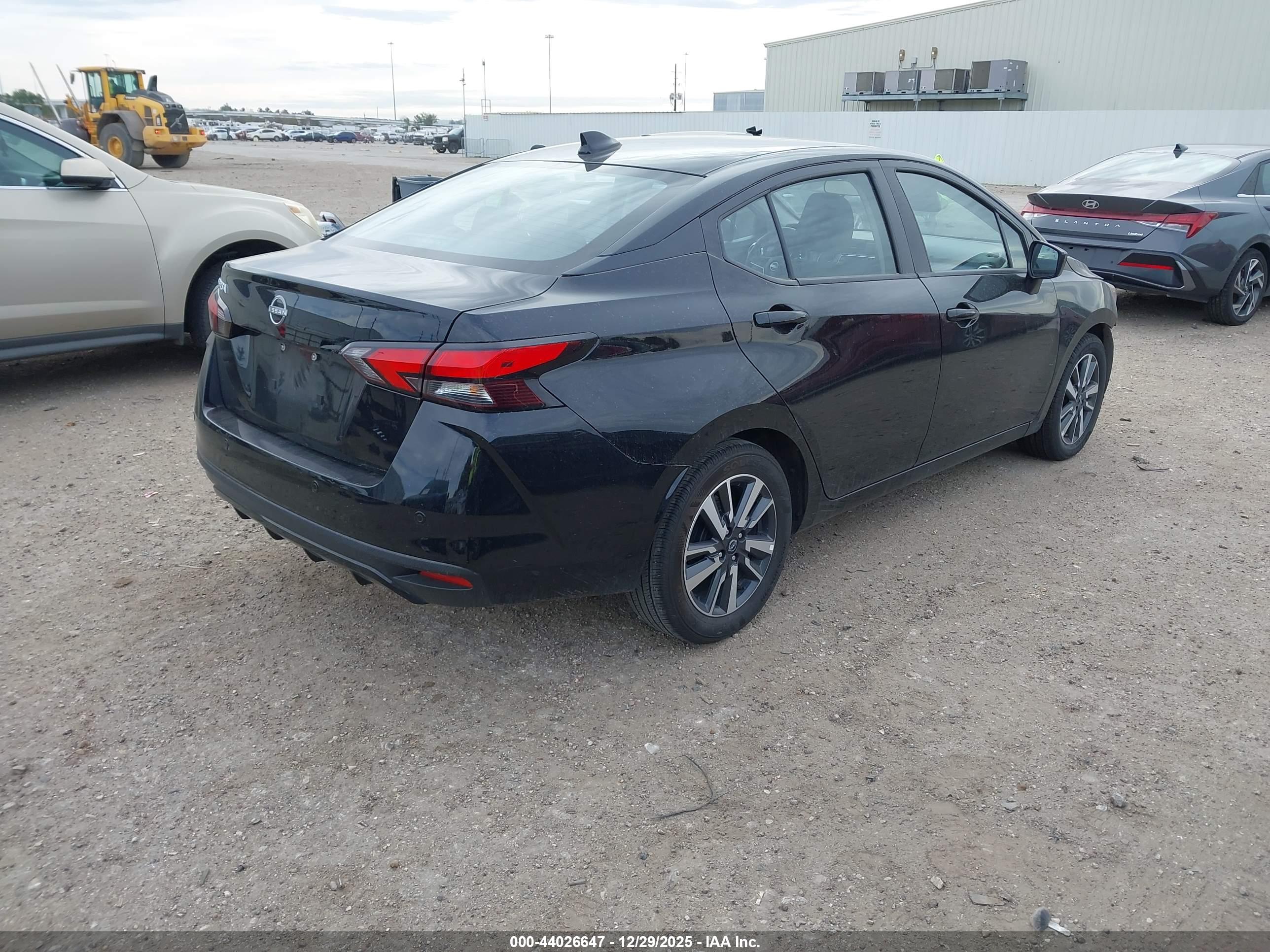NISSAN VERSA image 4