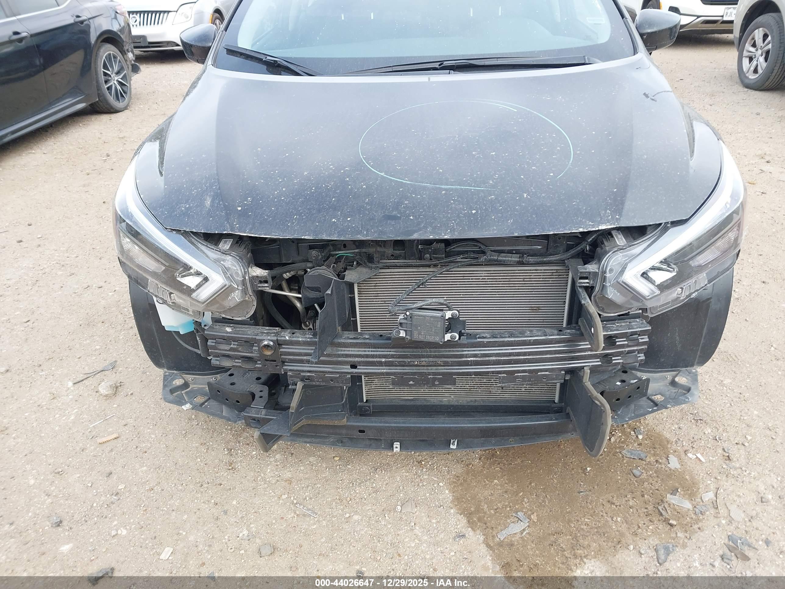 NISSAN VERSA image 6
