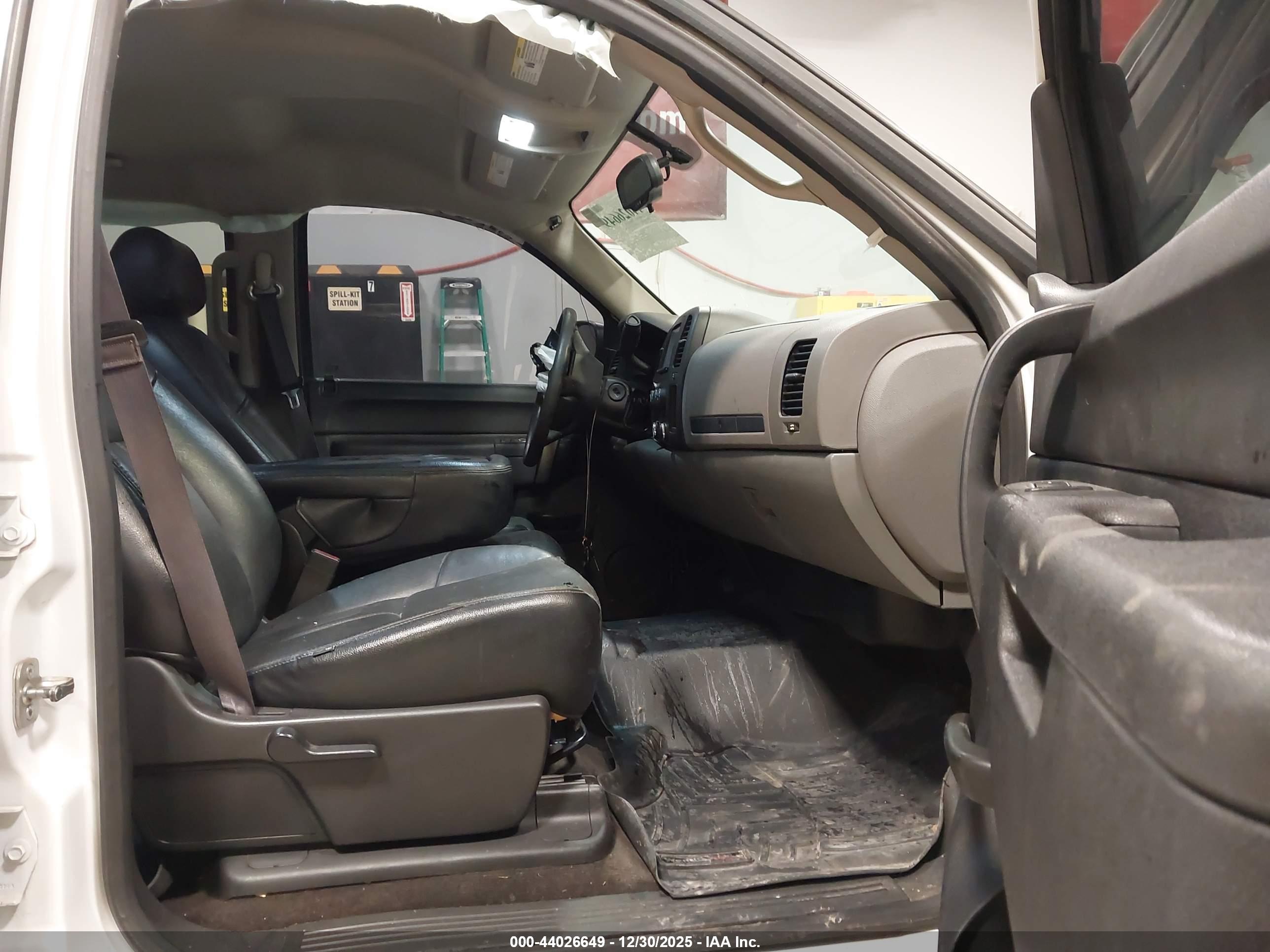 CHEVROLET SILVERADO image 5