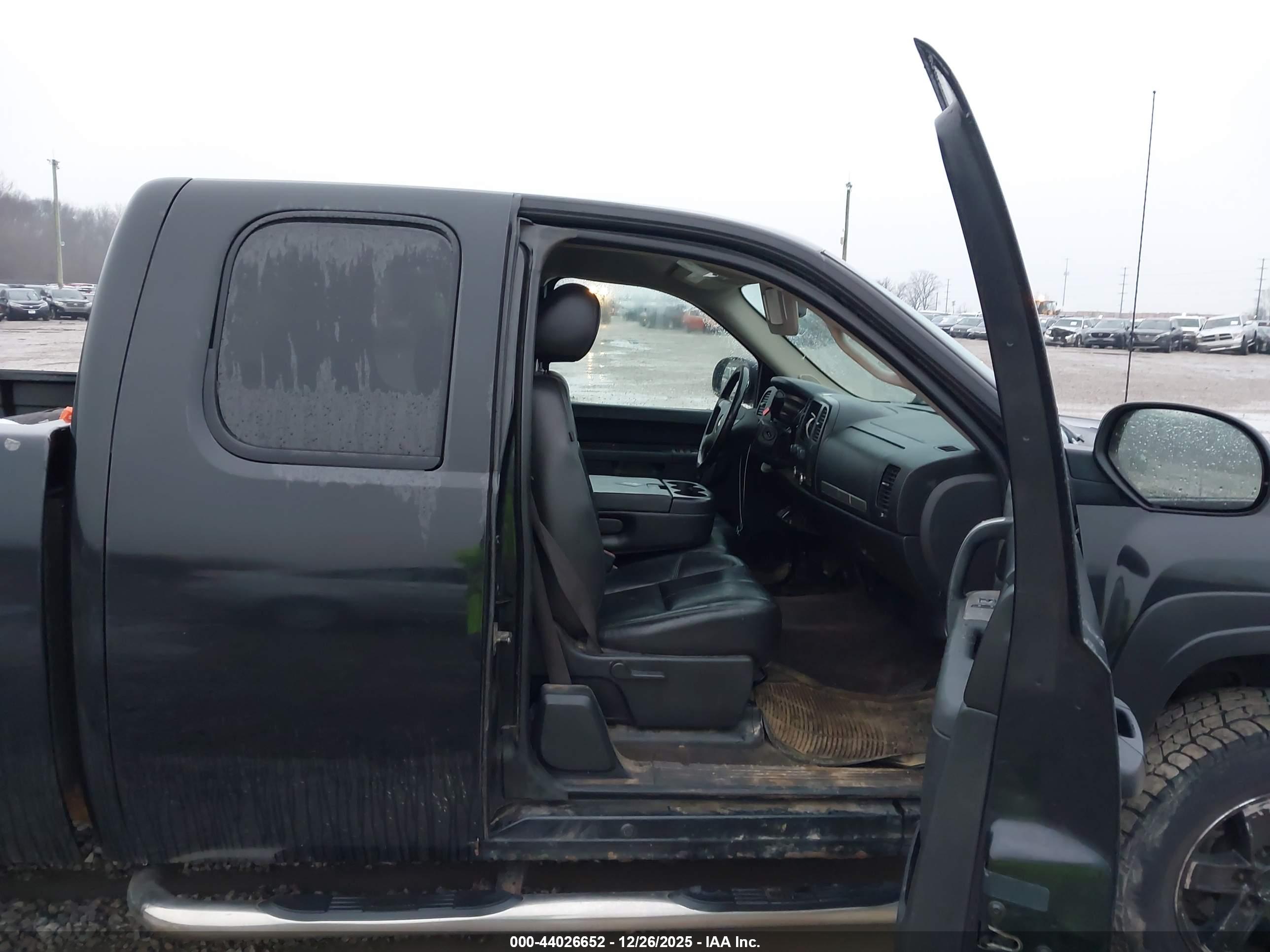 CHEVROLET SILVERADO image 5