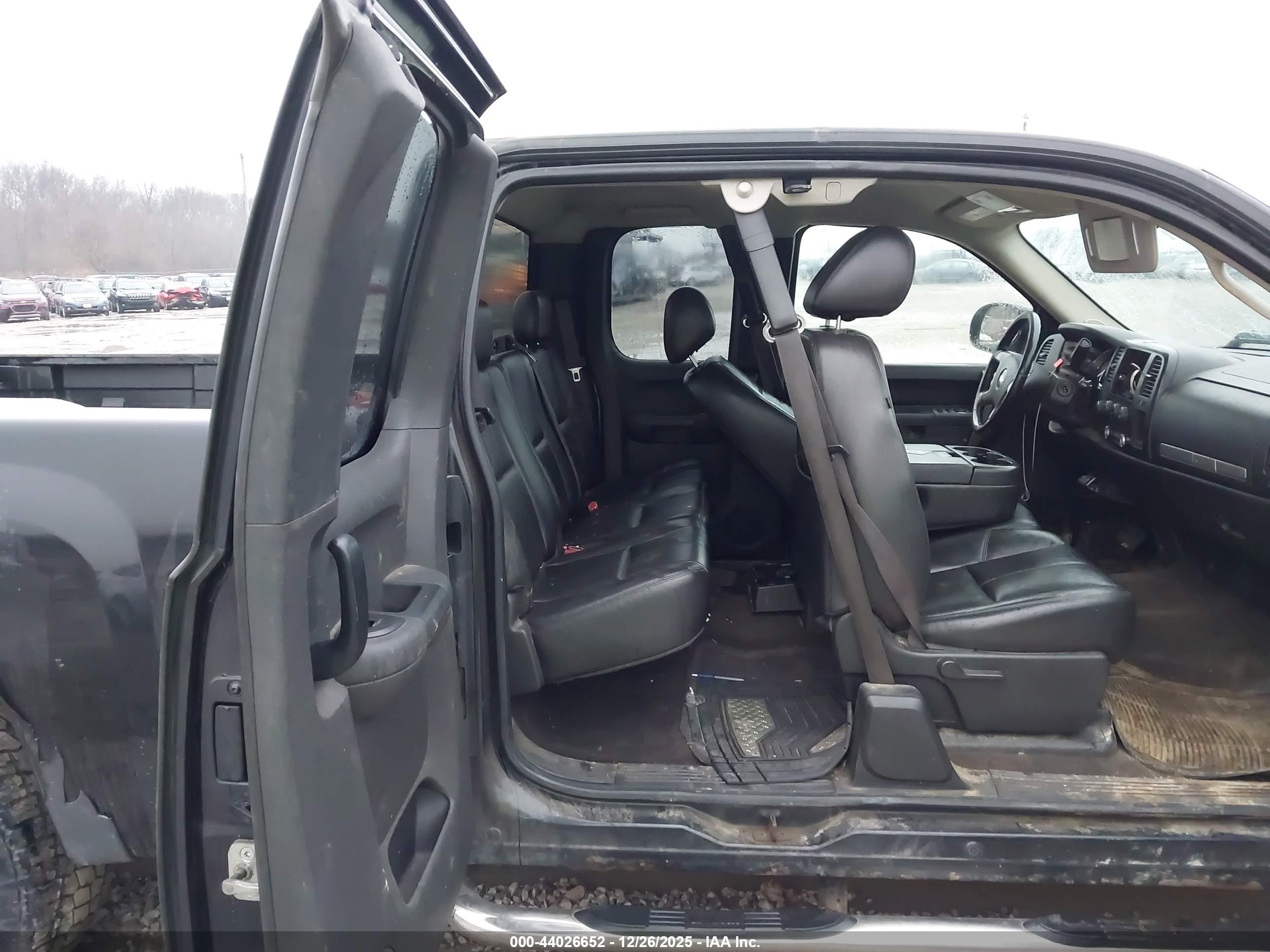 CHEVROLET SILVERADO image 8