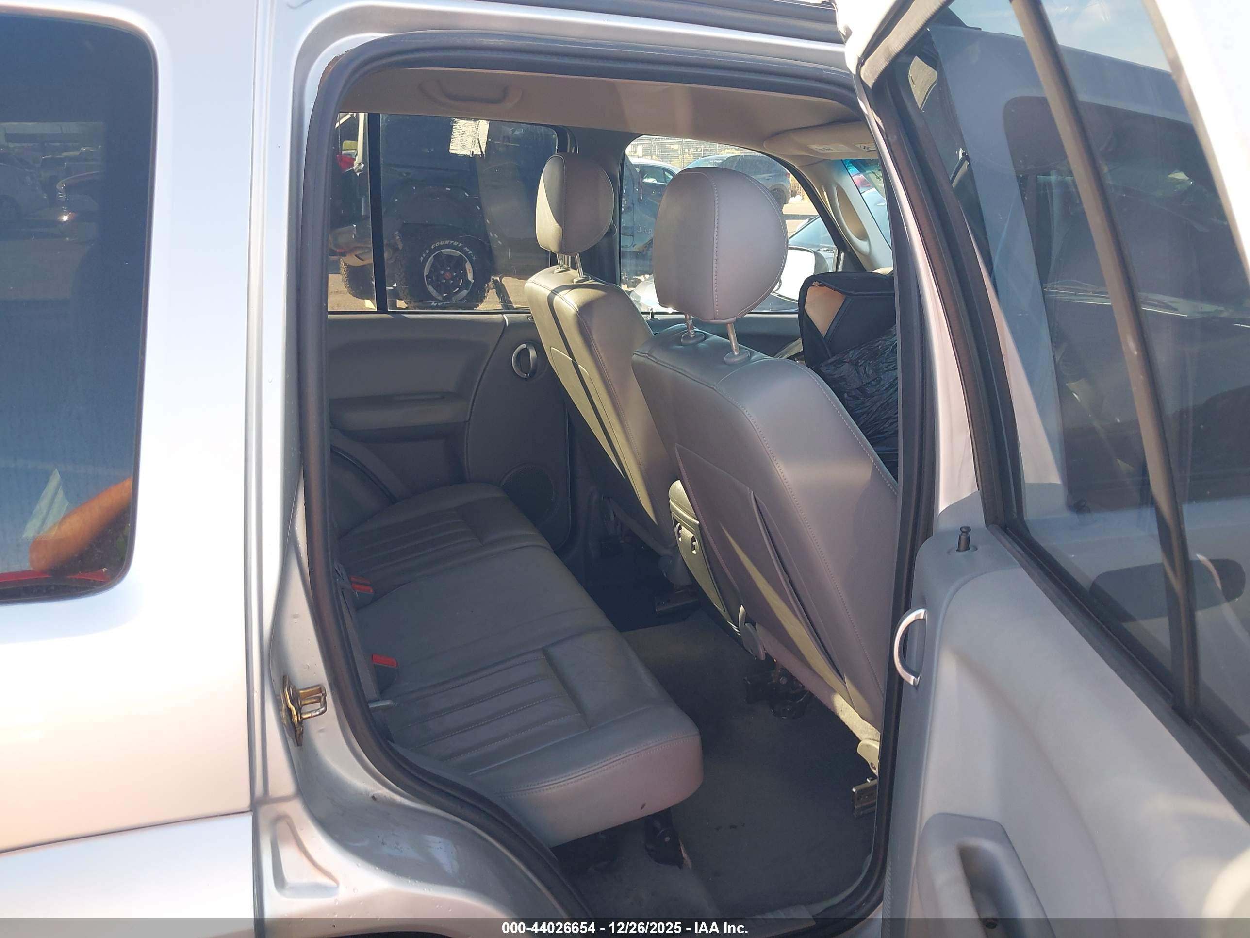 JEEP LIBERTY image 8