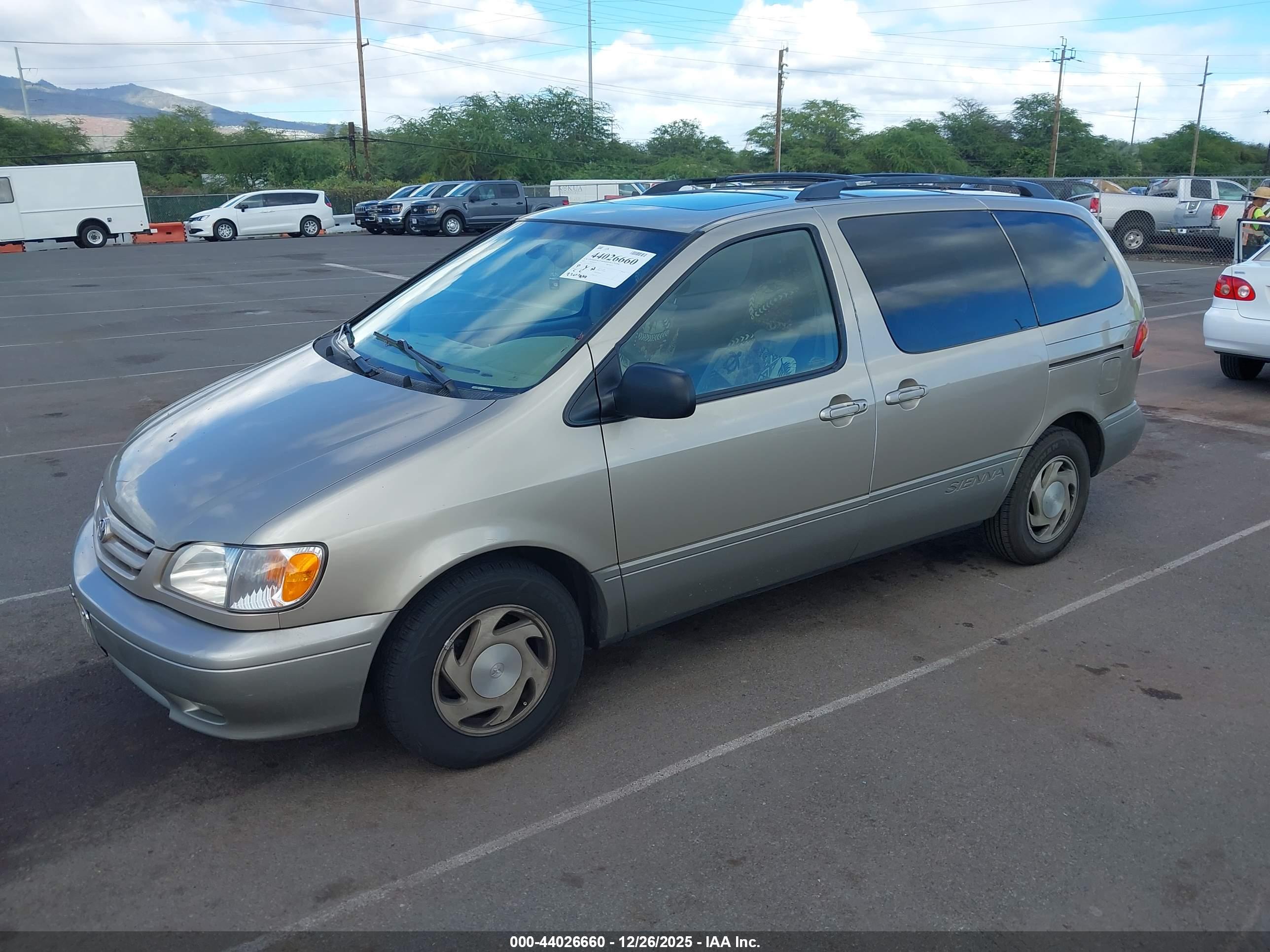 TOYOTA SIENNA image 2