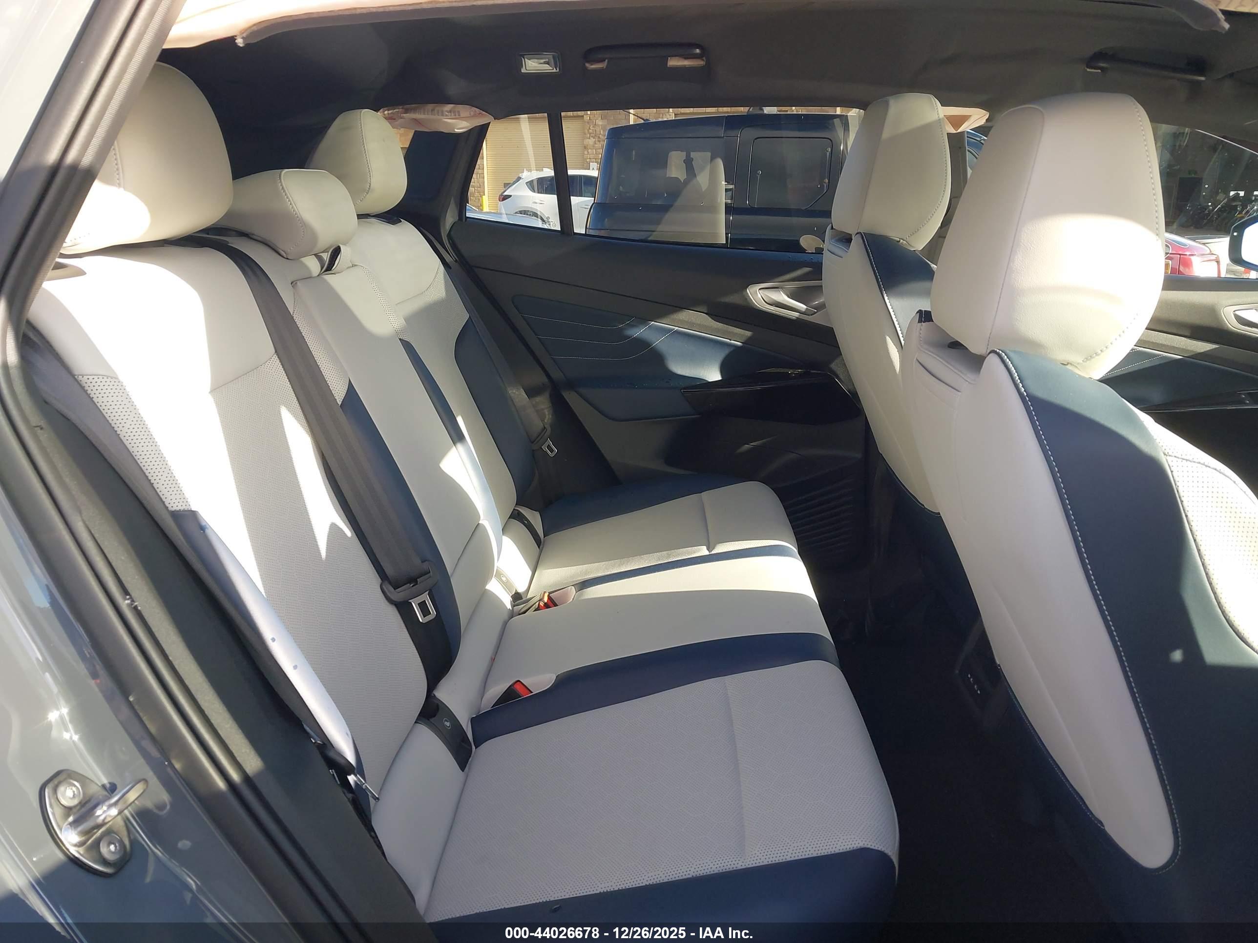 VOLKSWAGEN ID.4 image 8