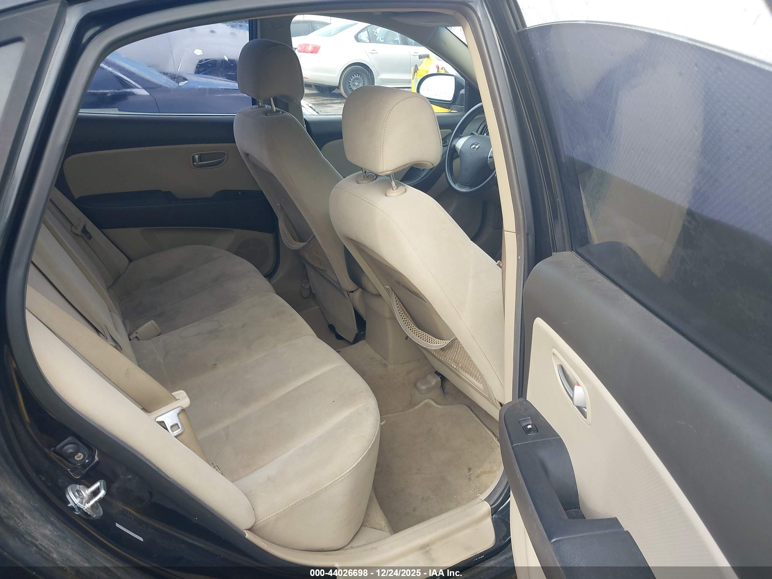HYUNDAI ELANTRA image 8