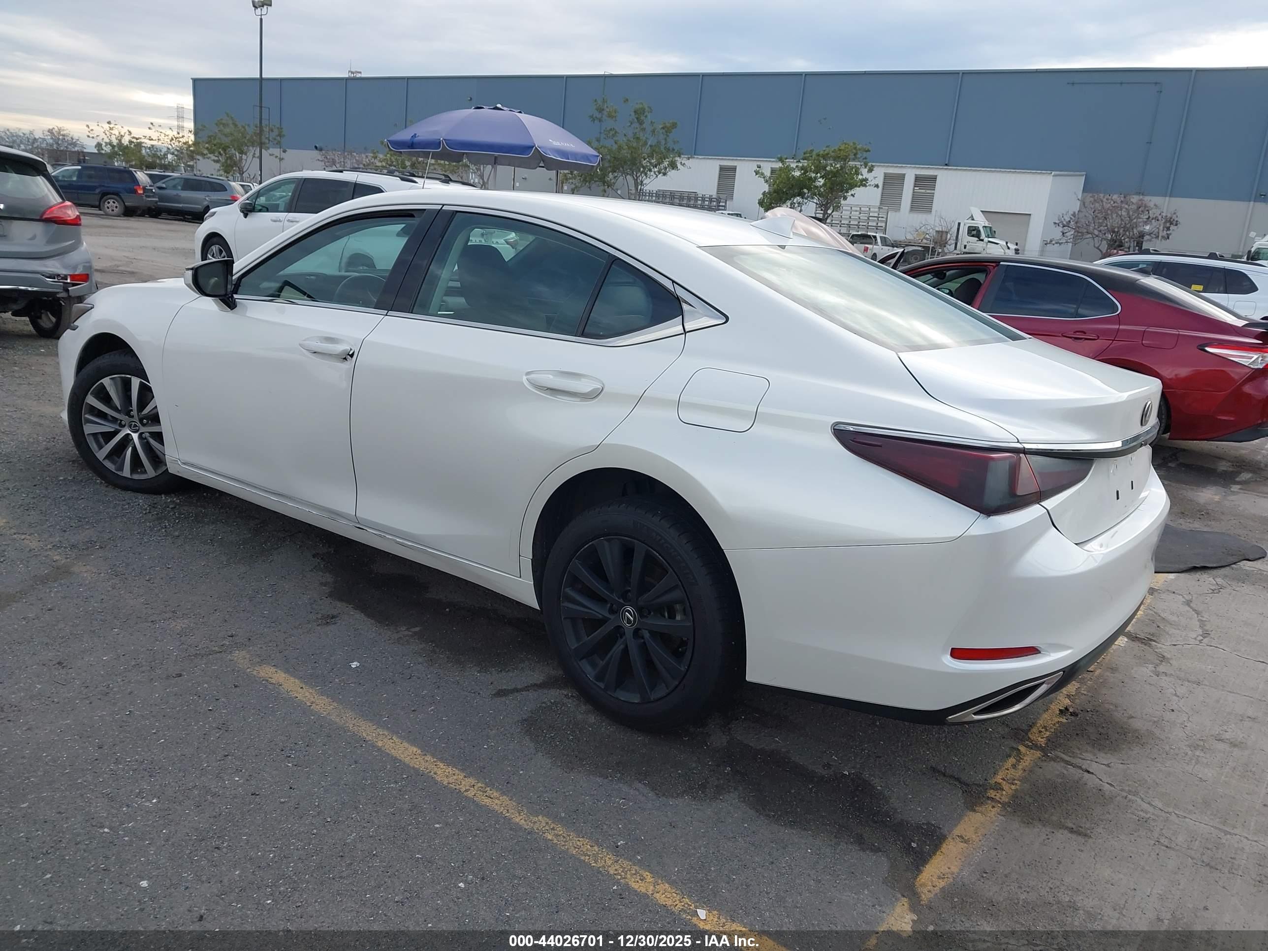 LEXUS ES image 3