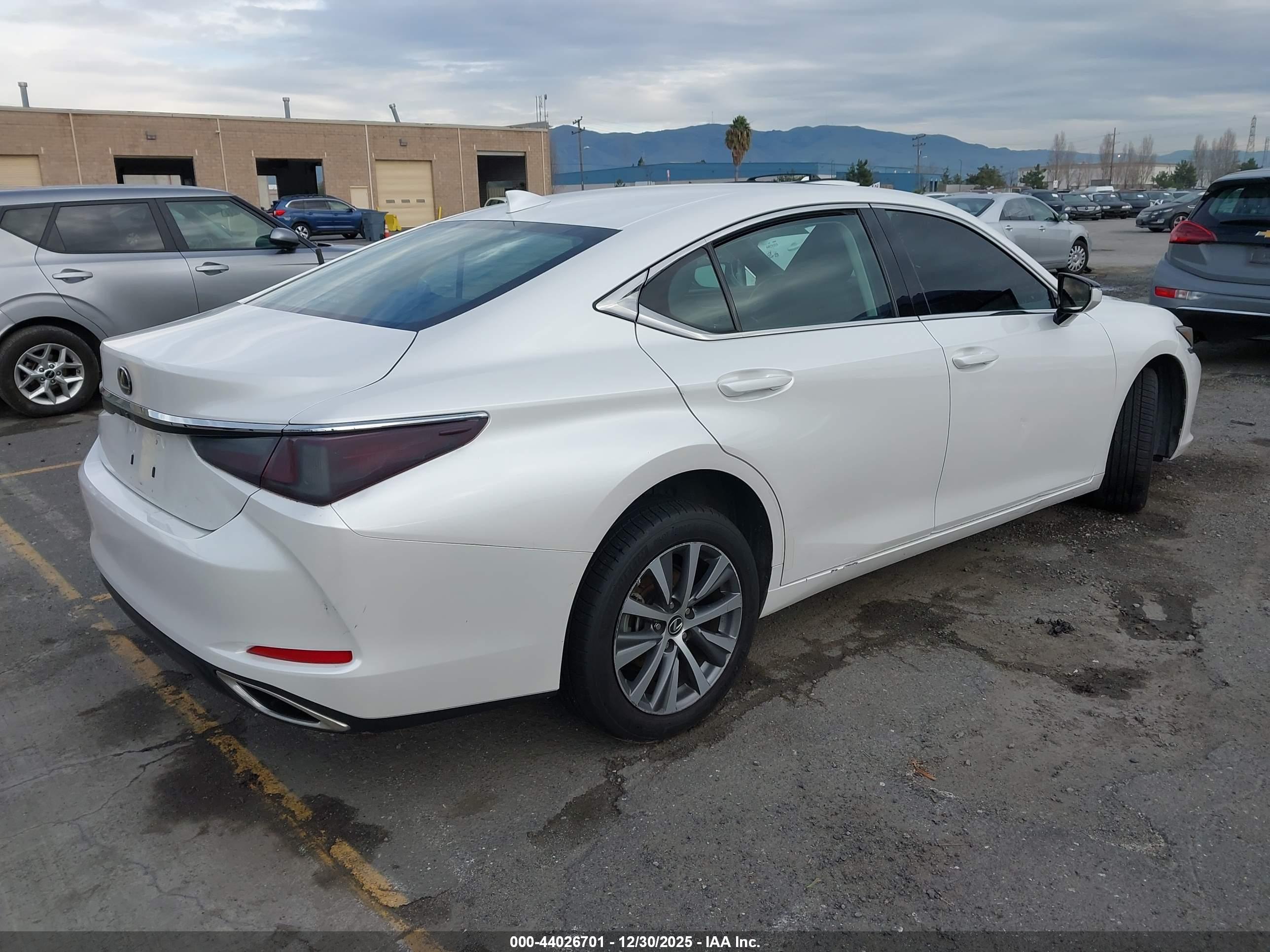 LEXUS ES image 4