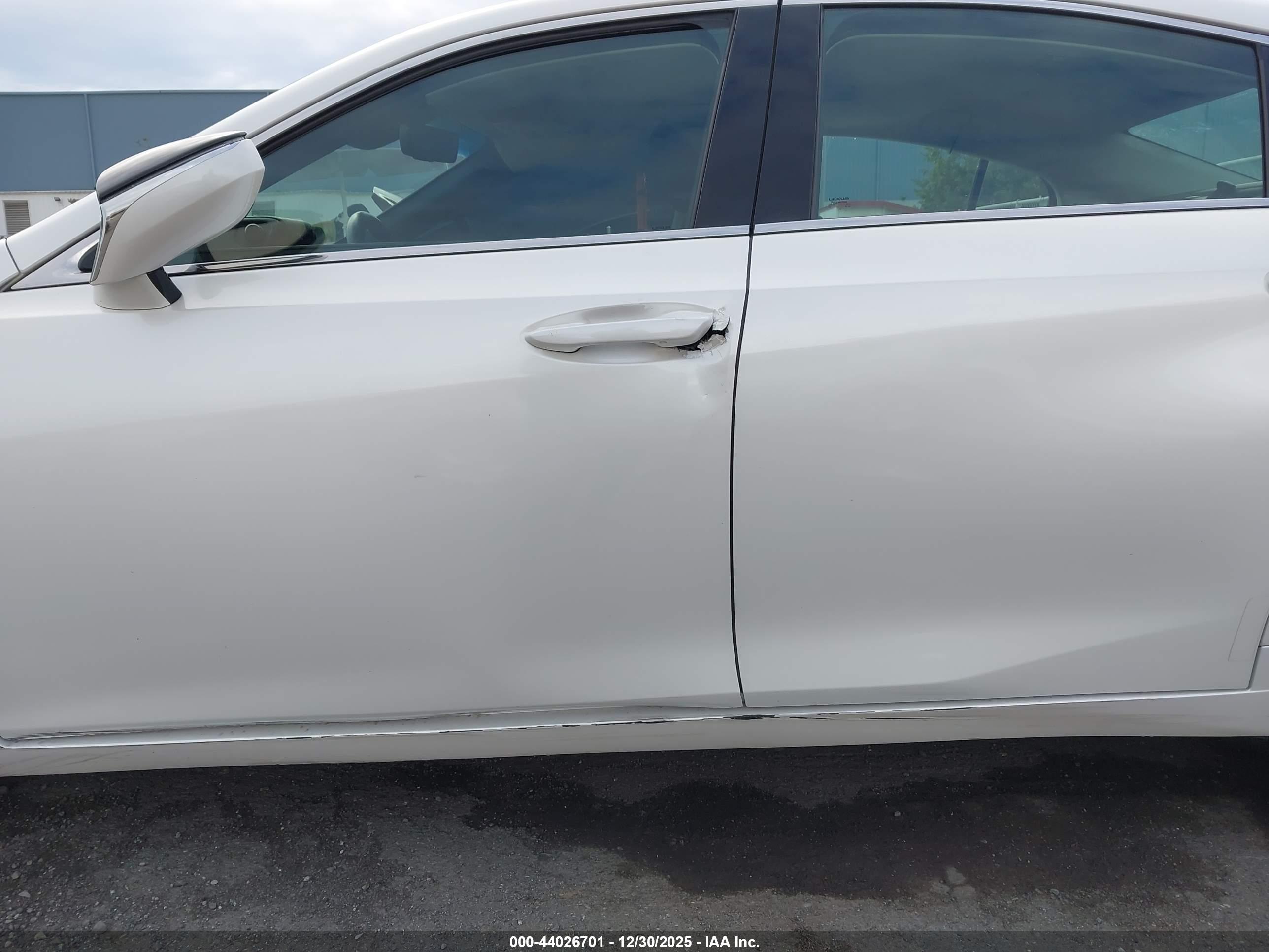 LEXUS ES image 6