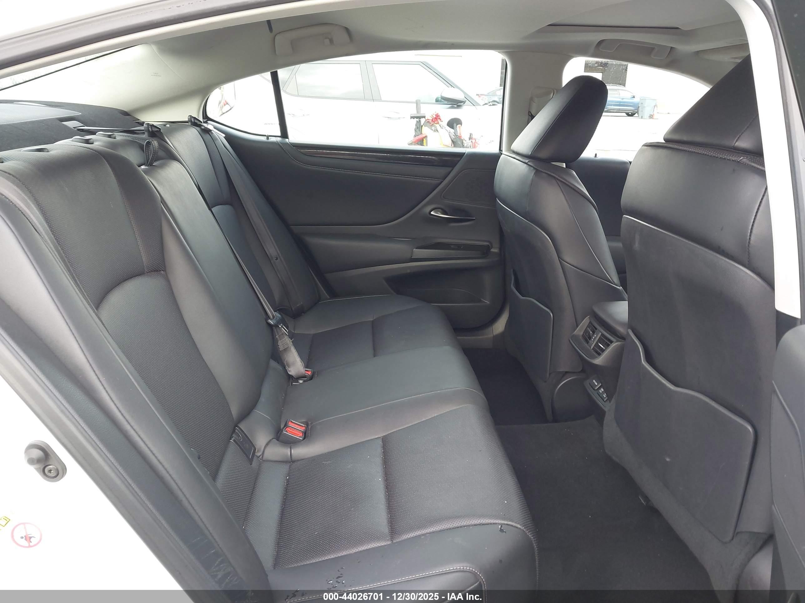 LEXUS ES image 8