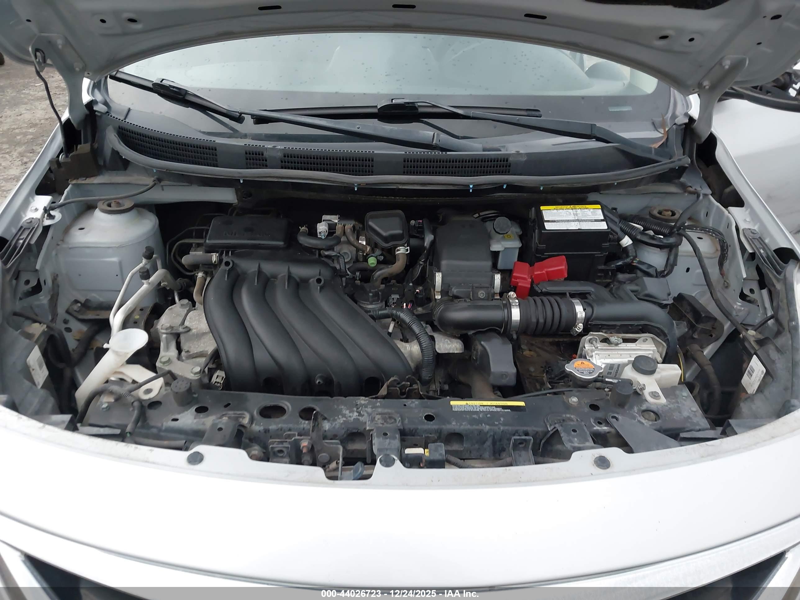 NISSAN VERSA image 10