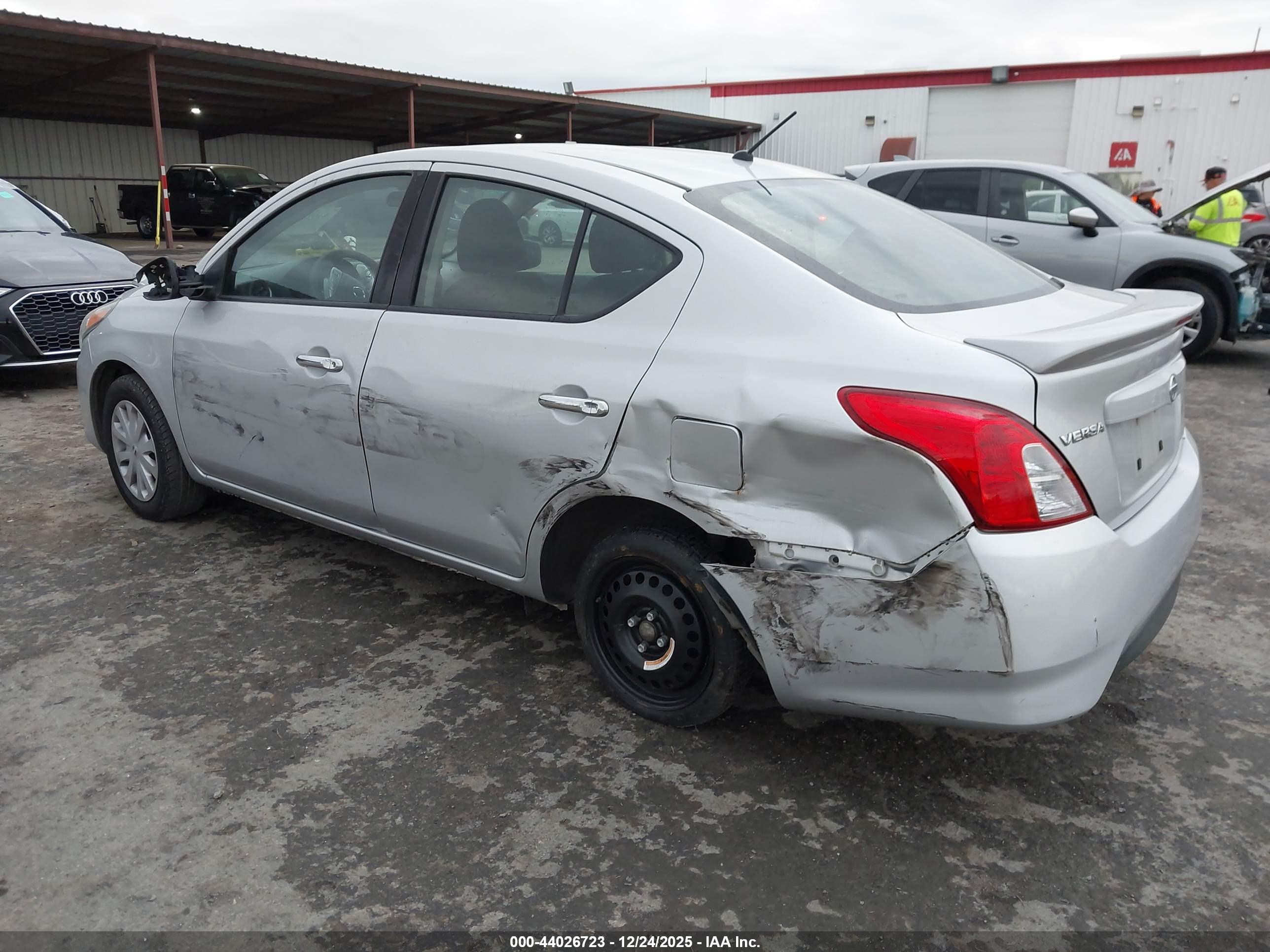 NISSAN VERSA image 3