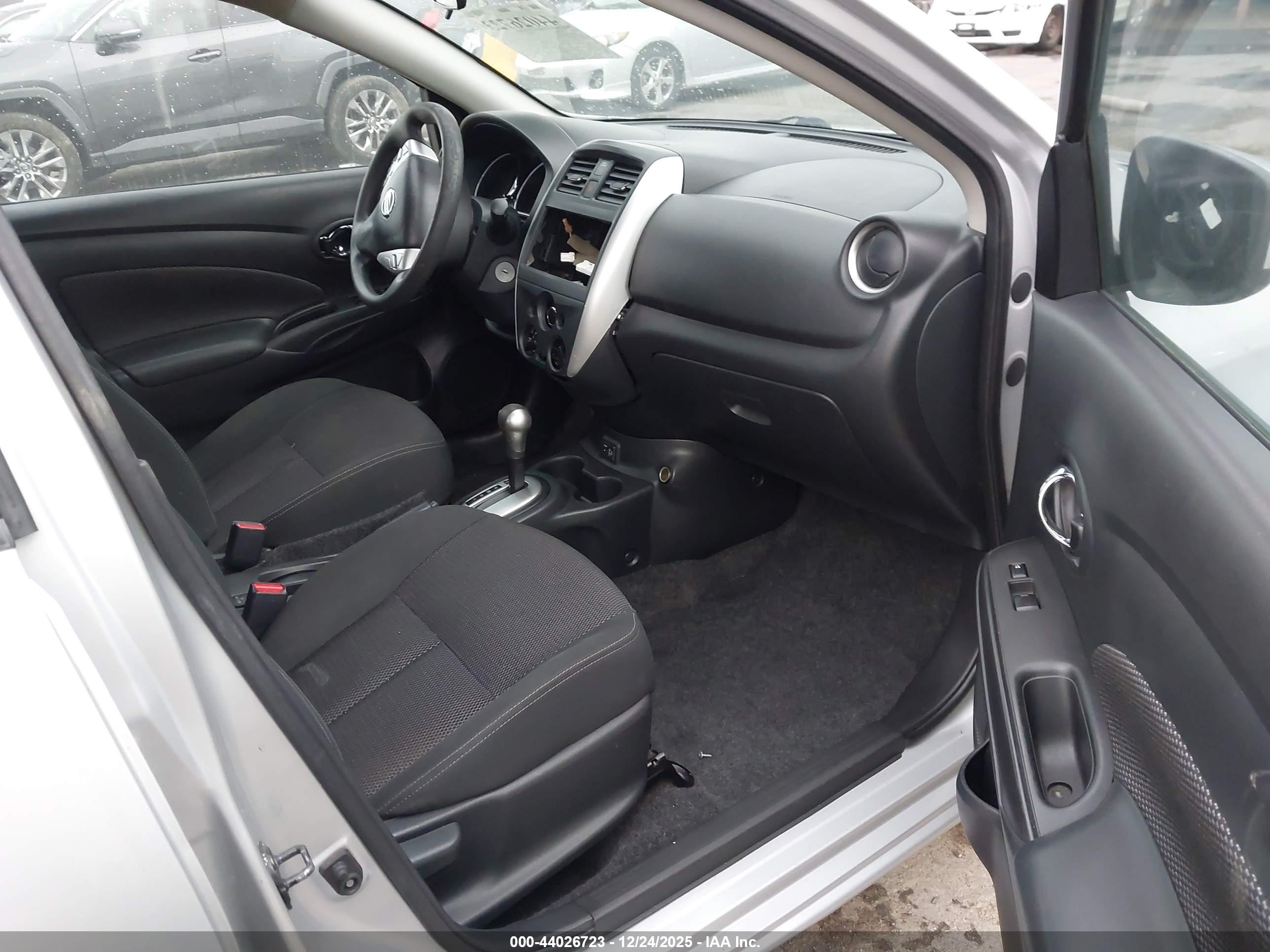 NISSAN VERSA image 5