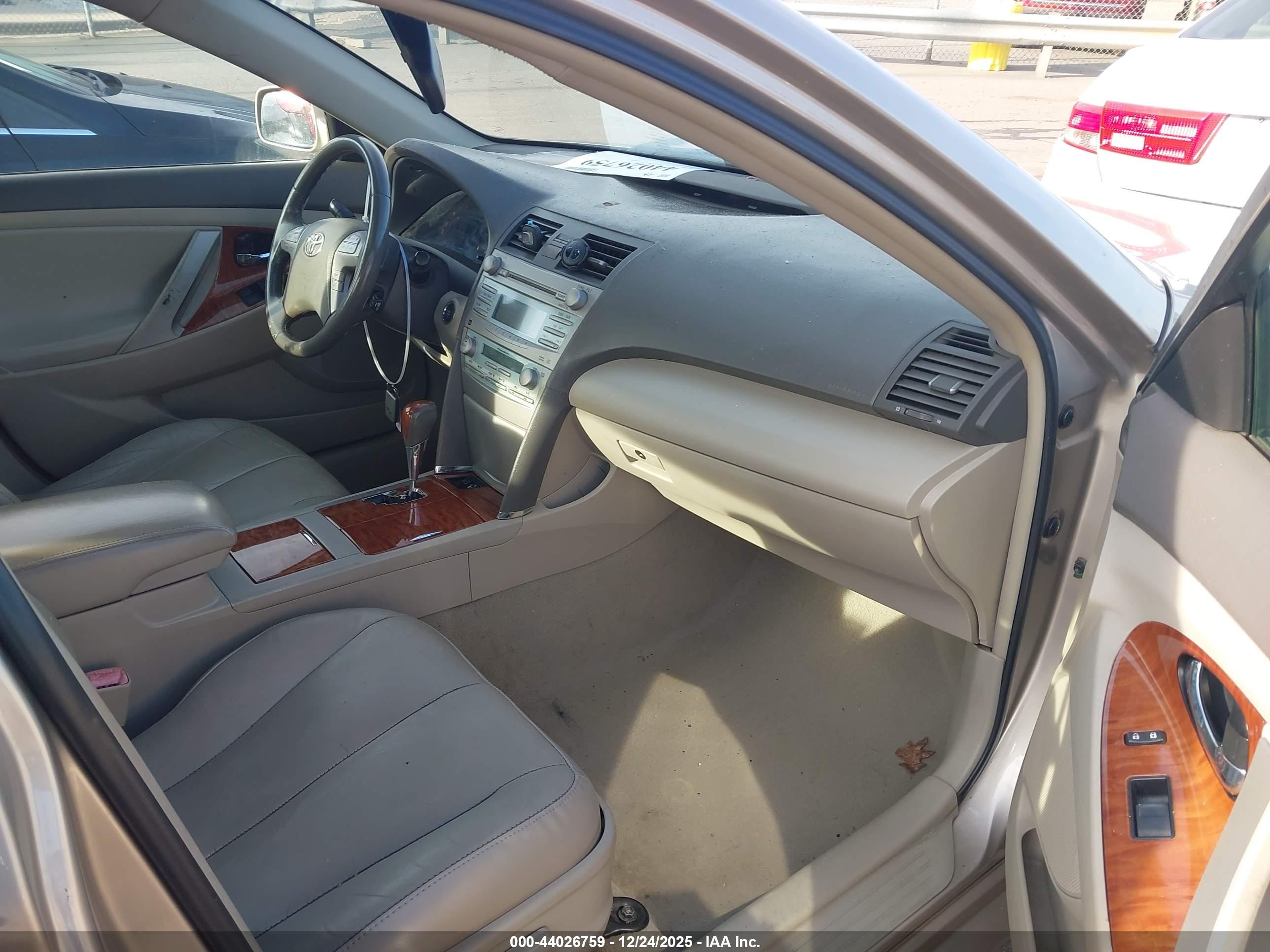 TOYOTA CAMRY image 5