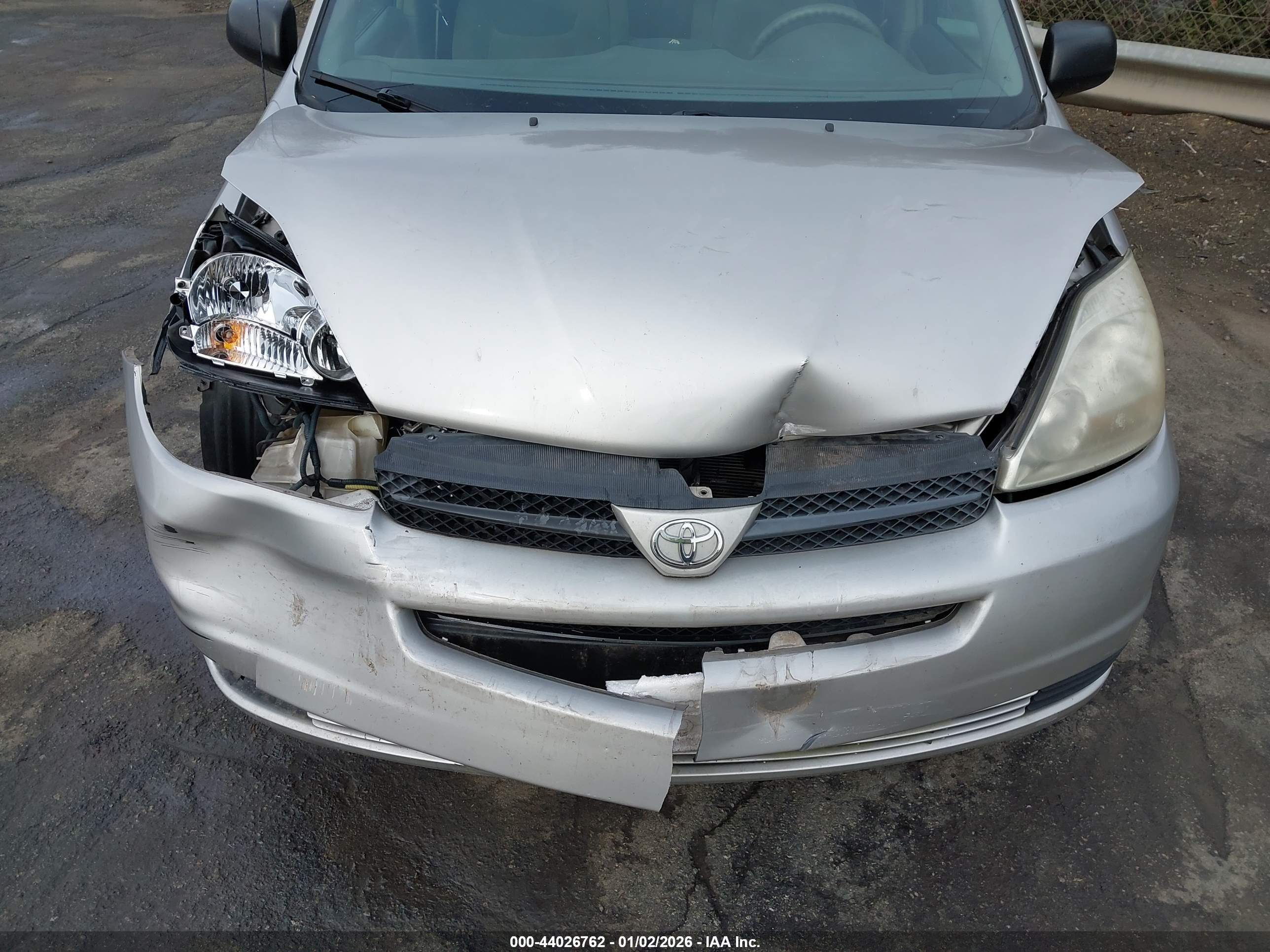 TOYOTA SIENNA image 6