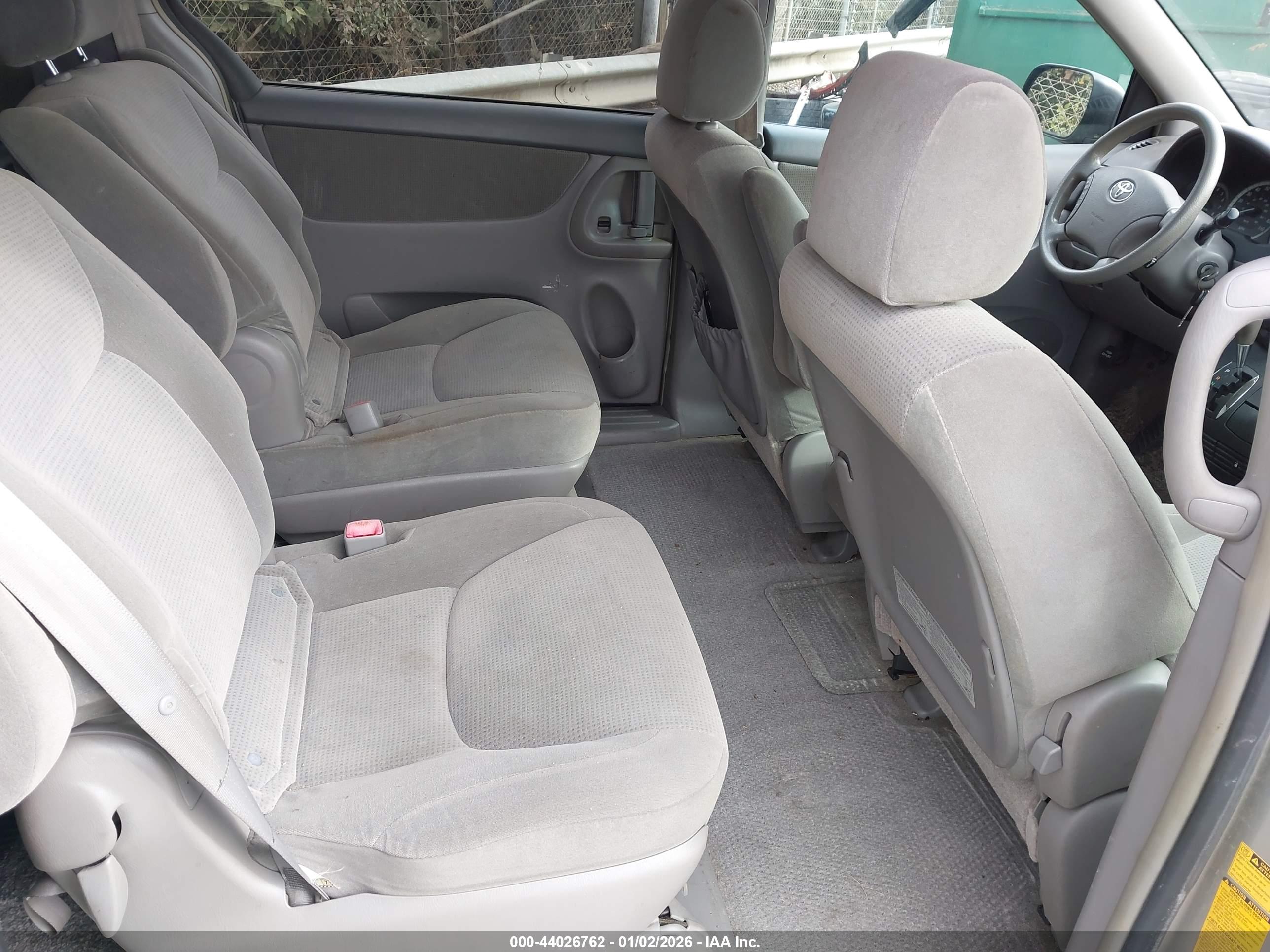 TOYOTA SIENNA image 8