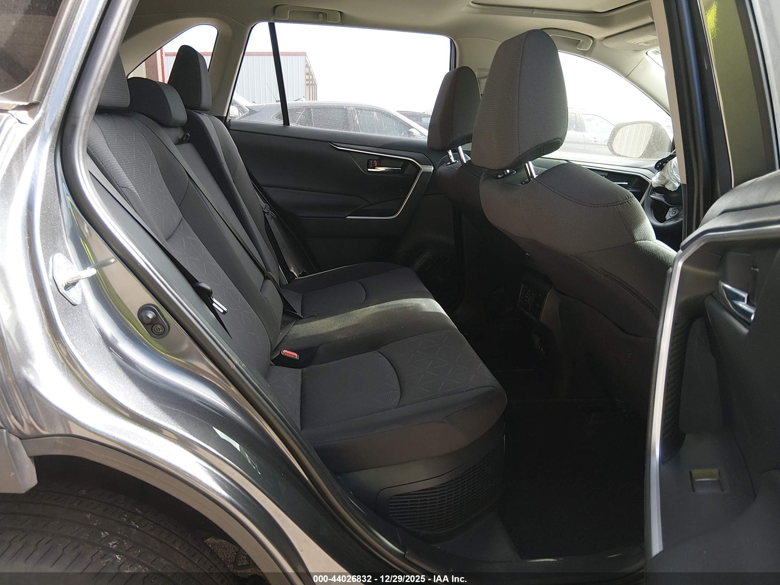 TOYOTA RAV4 image 8