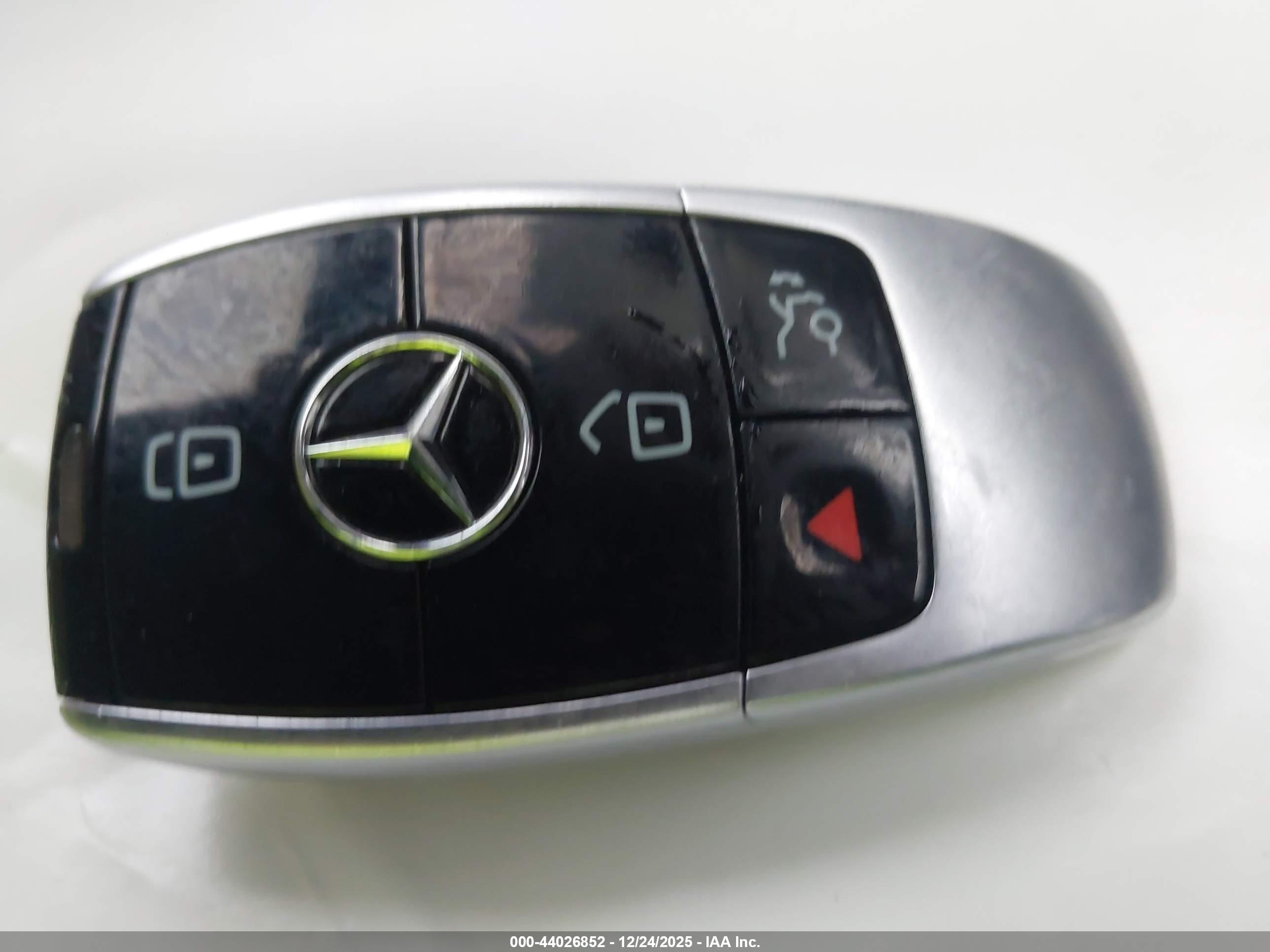 MERCEDES-BENZ E image 11