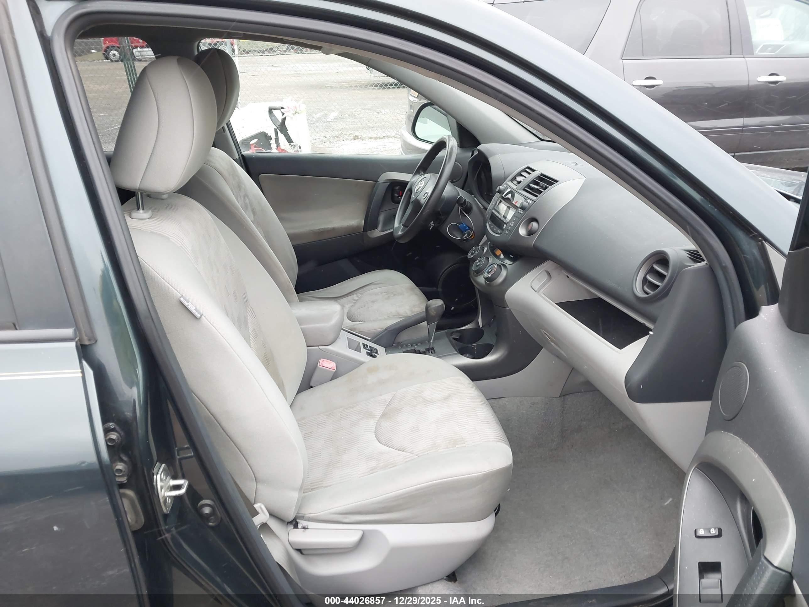 TOYOTA RAV4 image 5