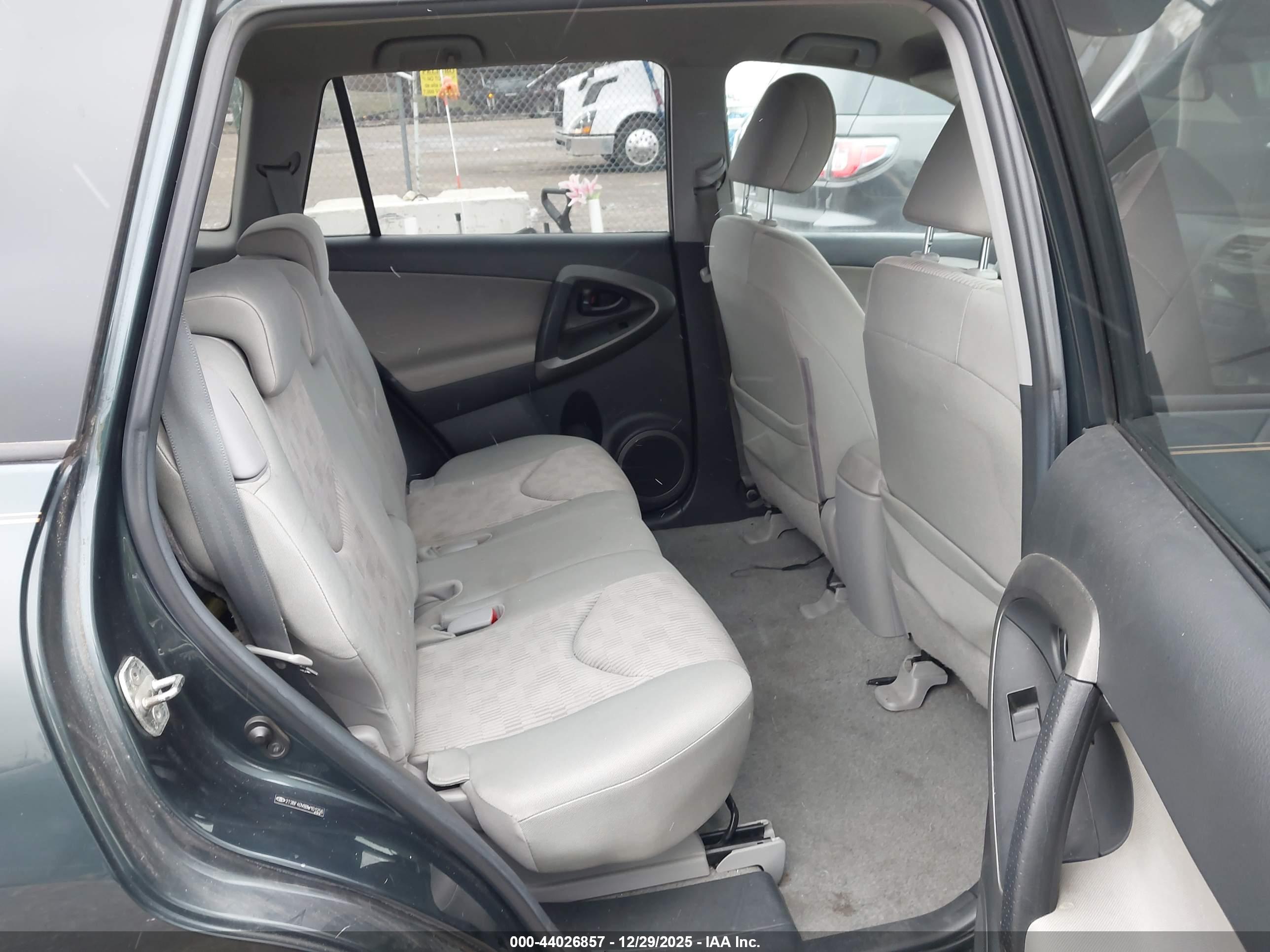 TOYOTA RAV4 image 8