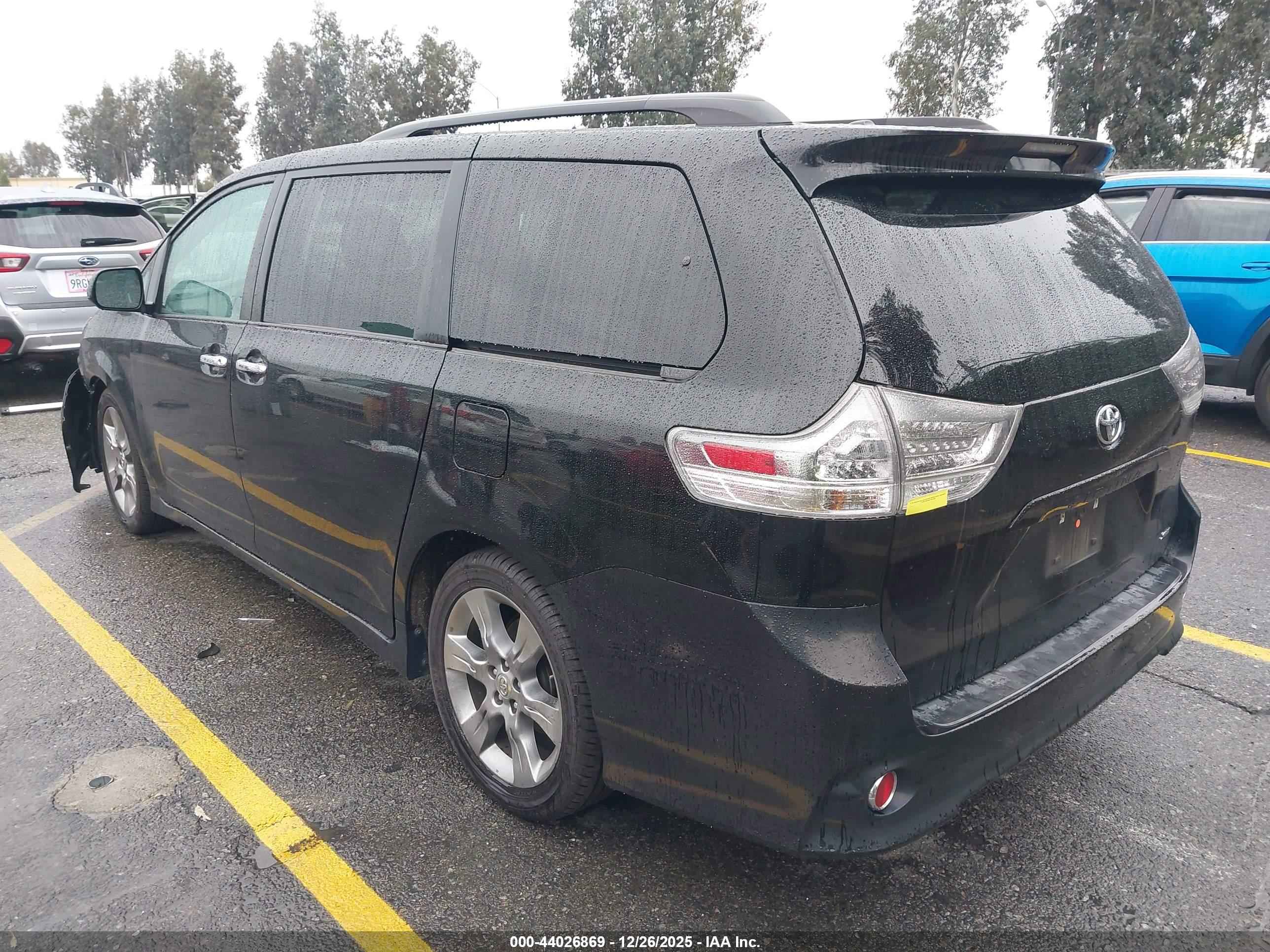 TOYOTA SIENNA image 3