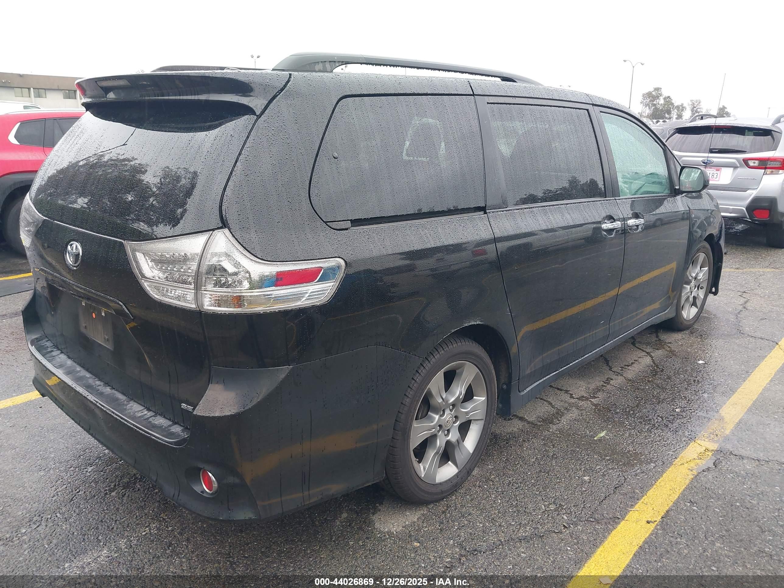 TOYOTA SIENNA image 4