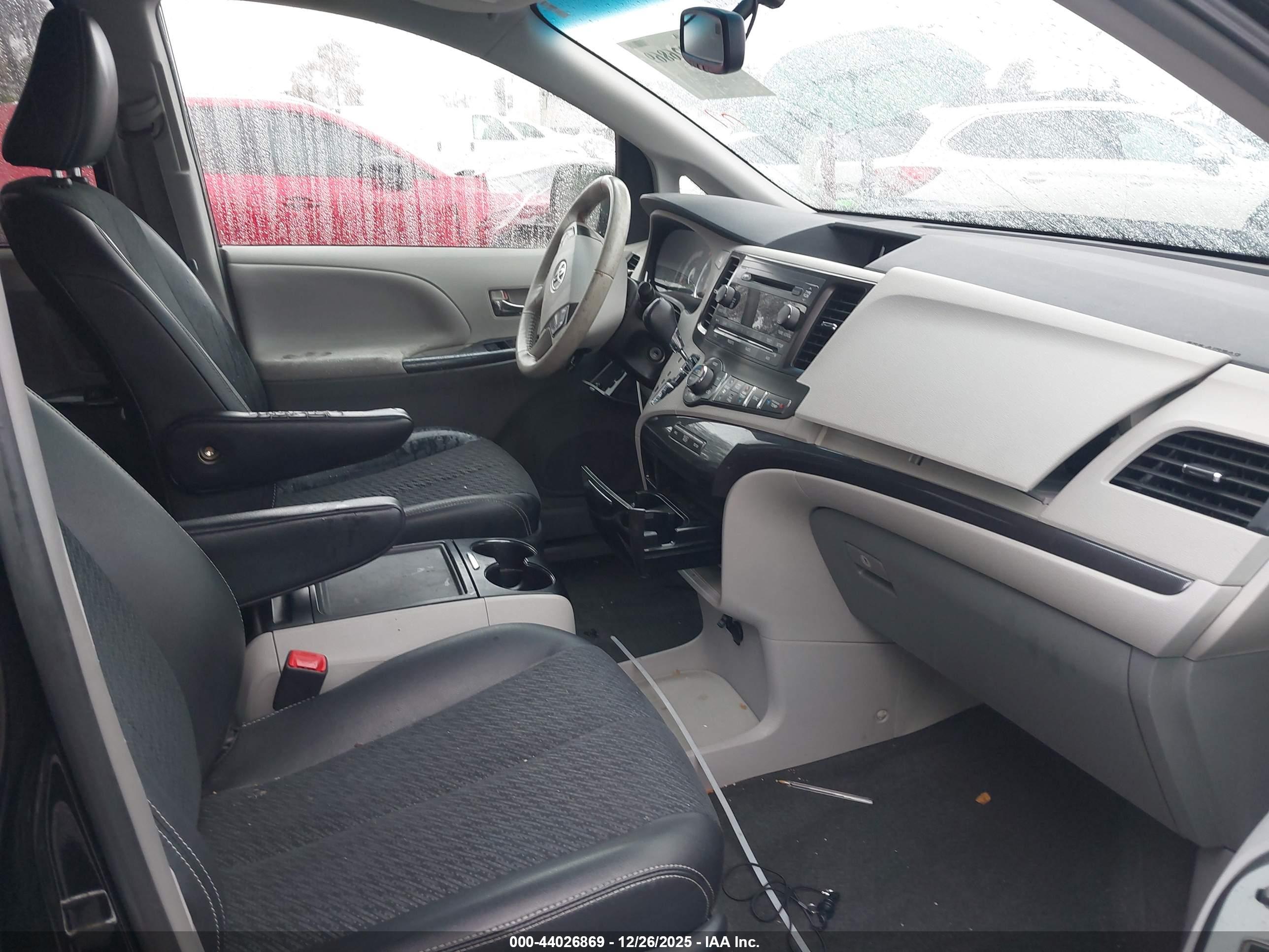 TOYOTA SIENNA image 5