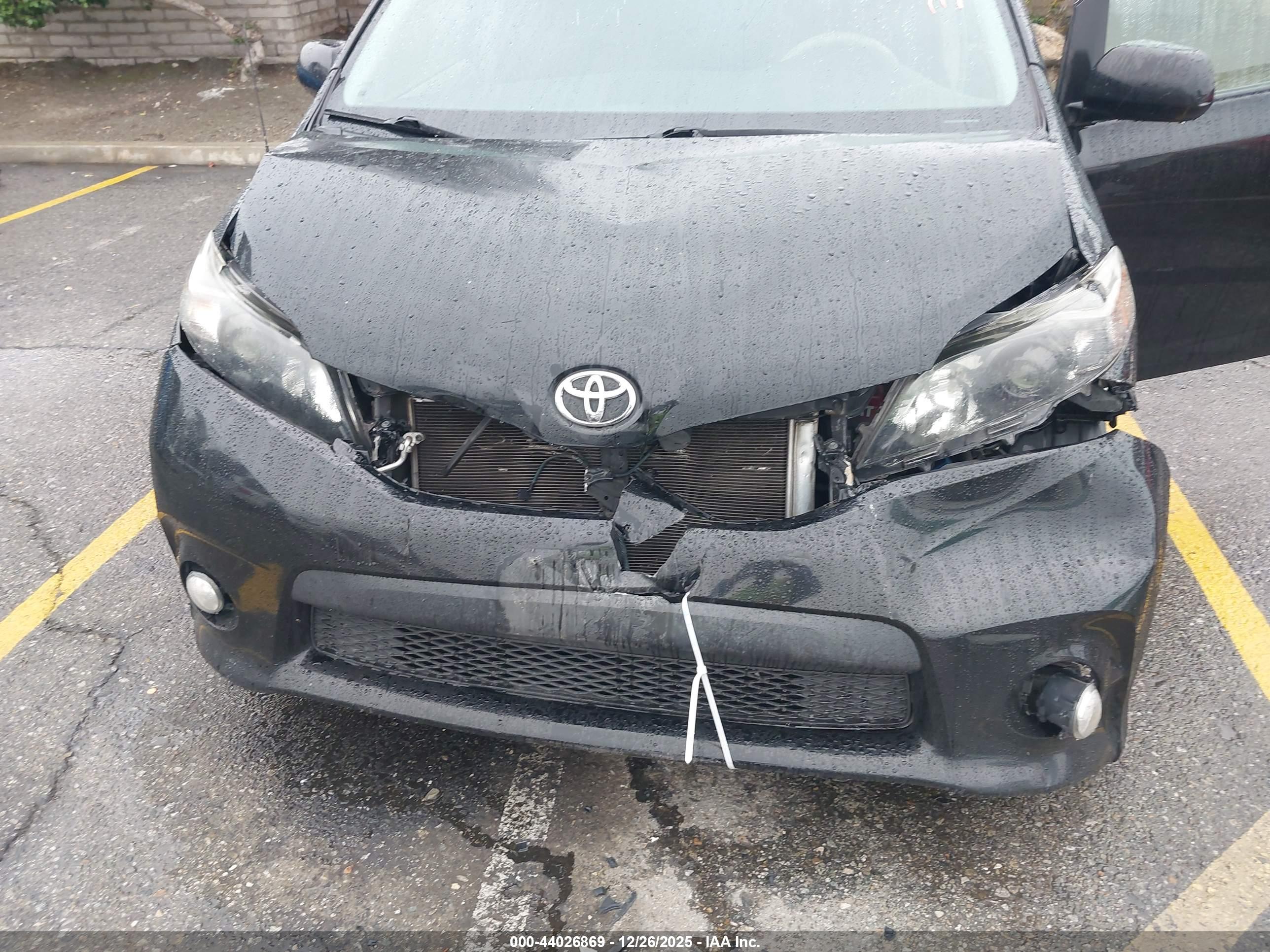 TOYOTA SIENNA image 6