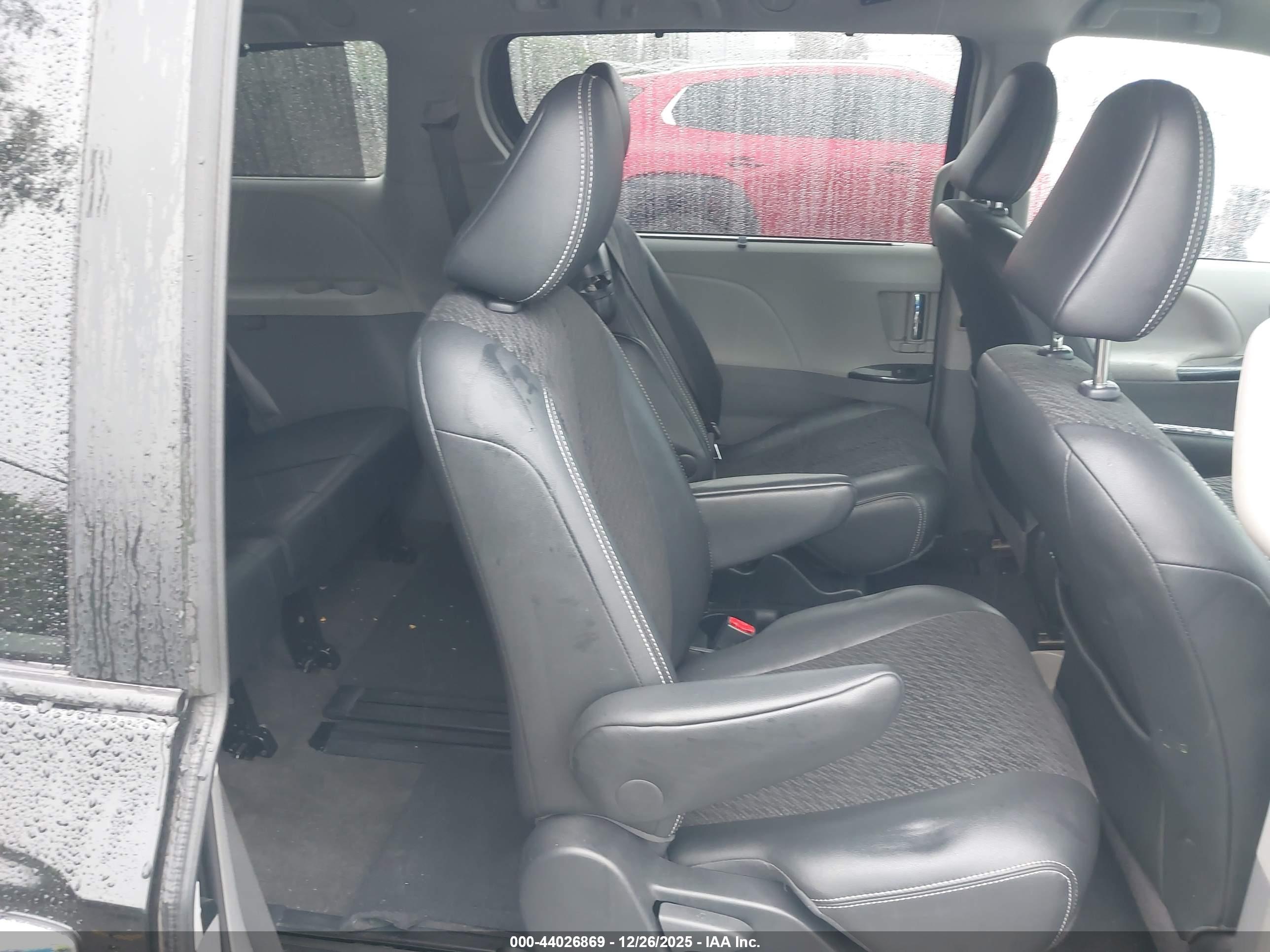 TOYOTA SIENNA image 8