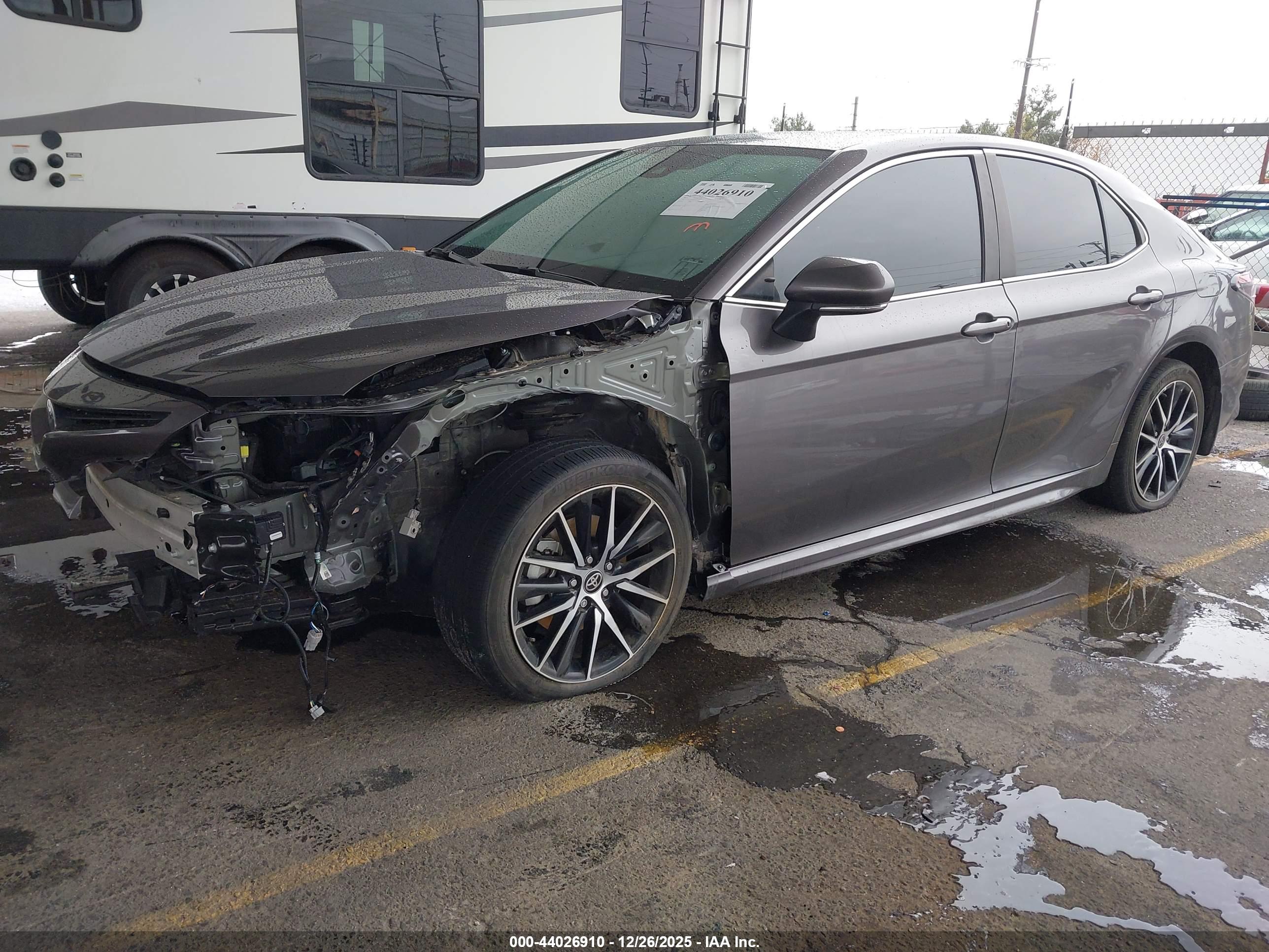 TOYOTA CAMRY image 2