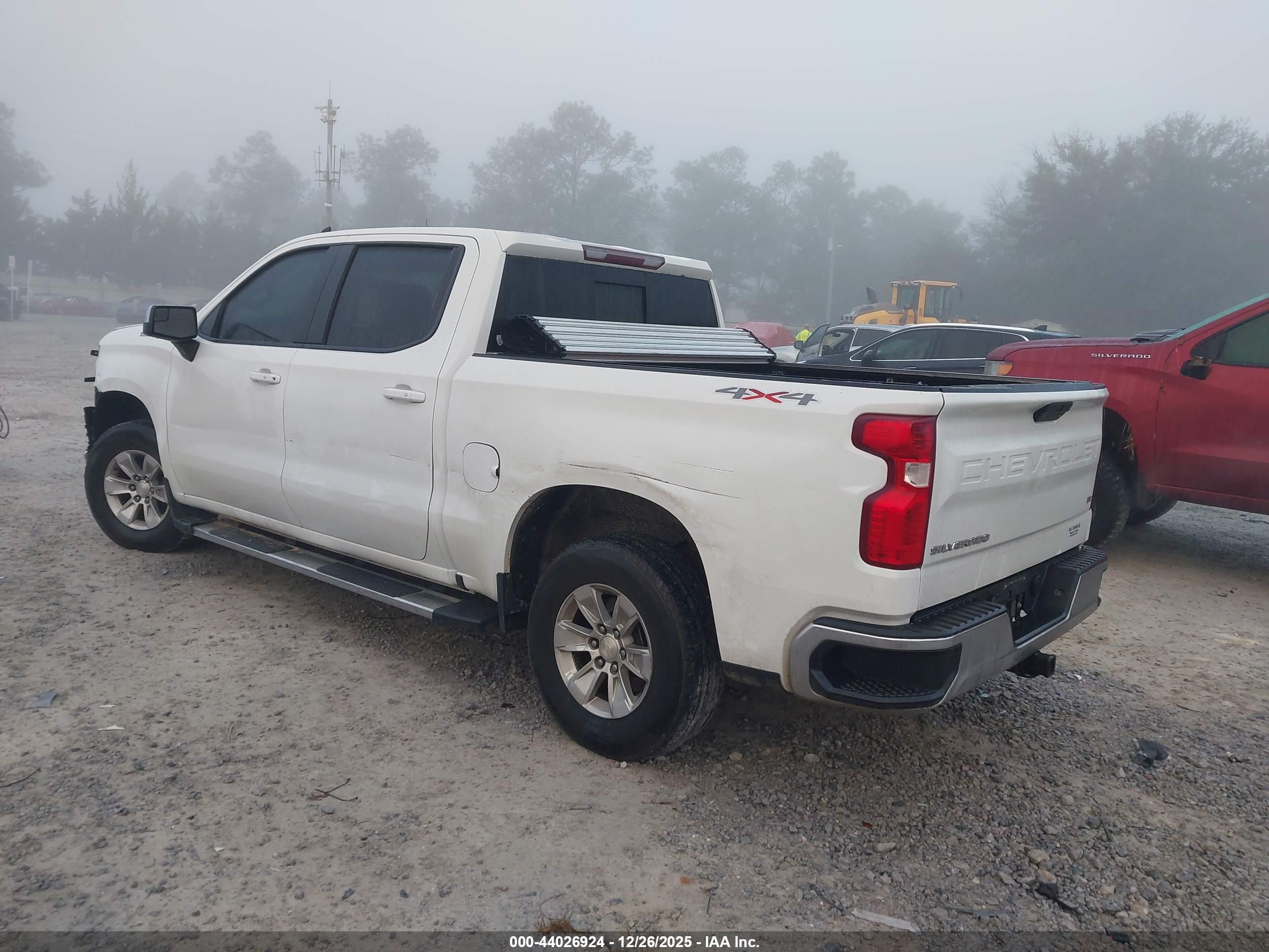 CHEVROLET SILVERADO image 3