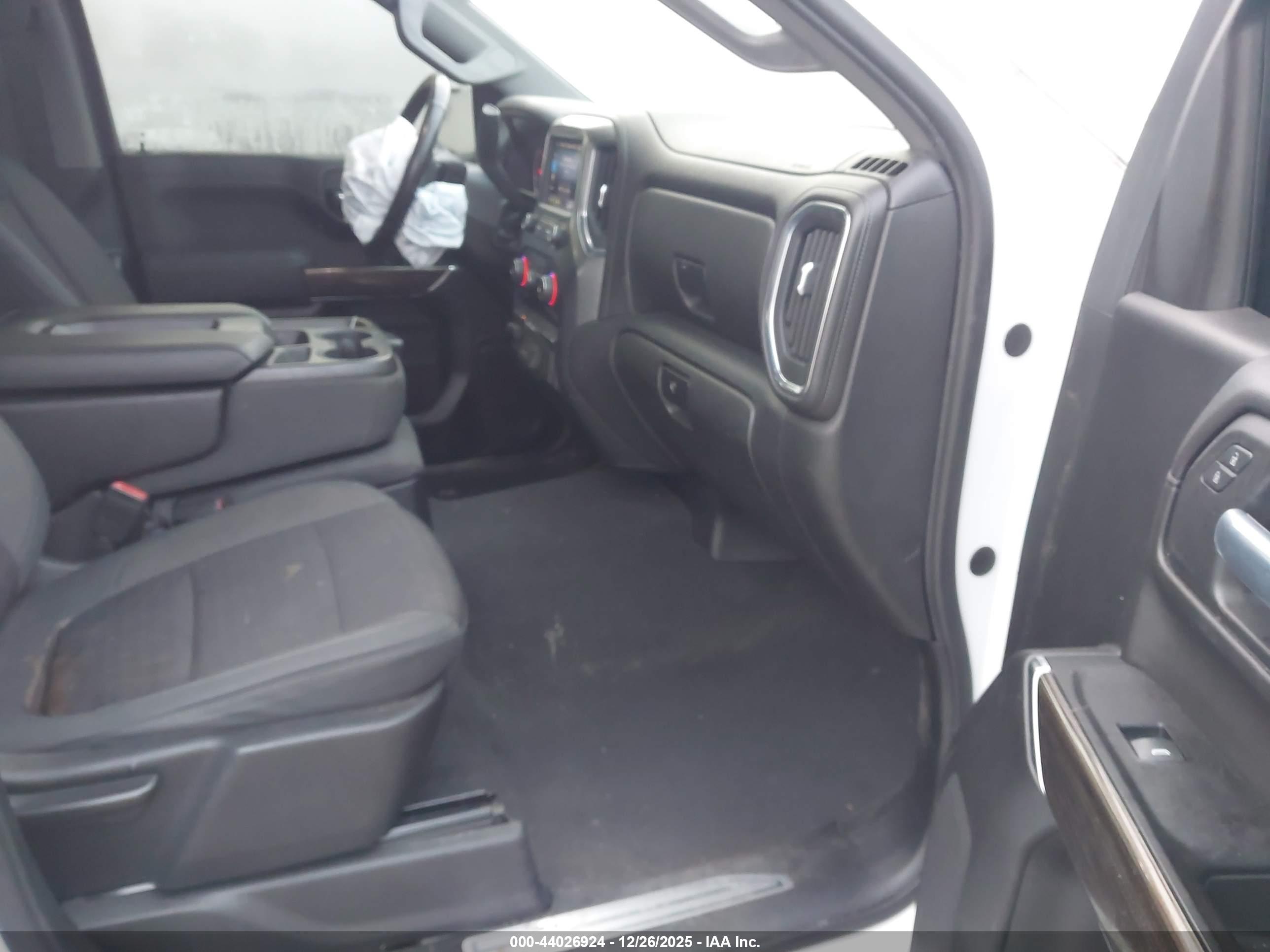 CHEVROLET SILVERADO image 5