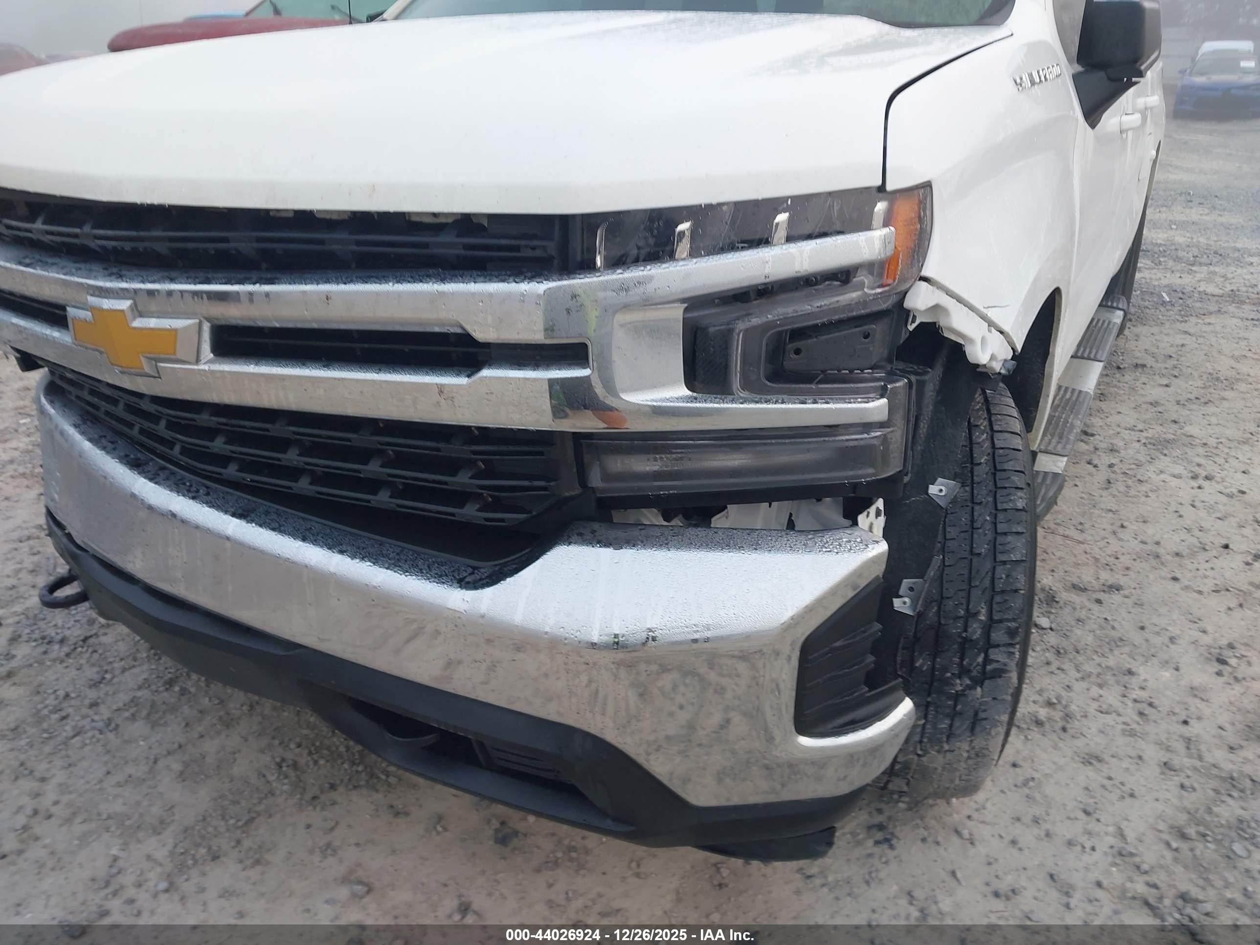 CHEVROLET SILVERADO image 6