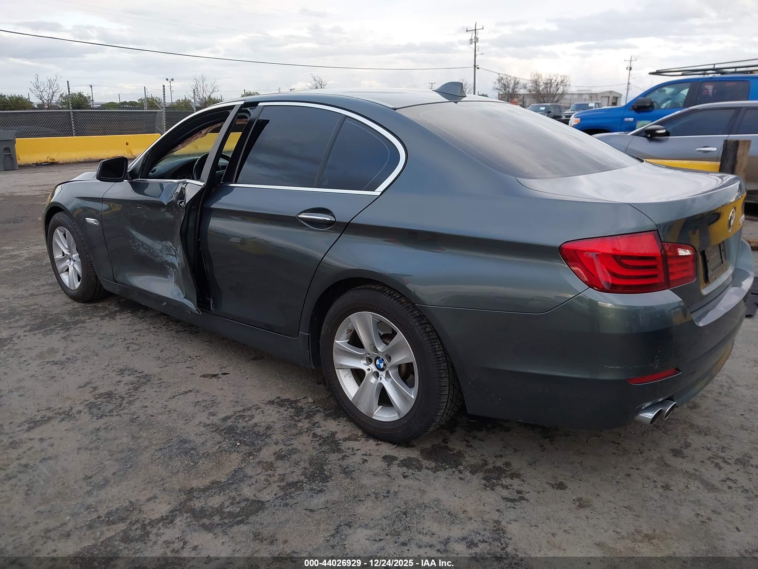 BMW 528I image 3
