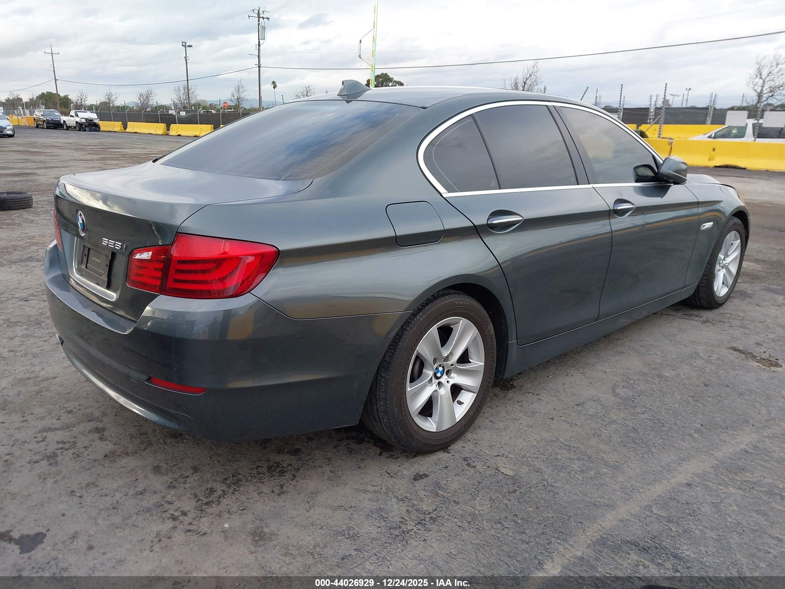 BMW 528I image 4