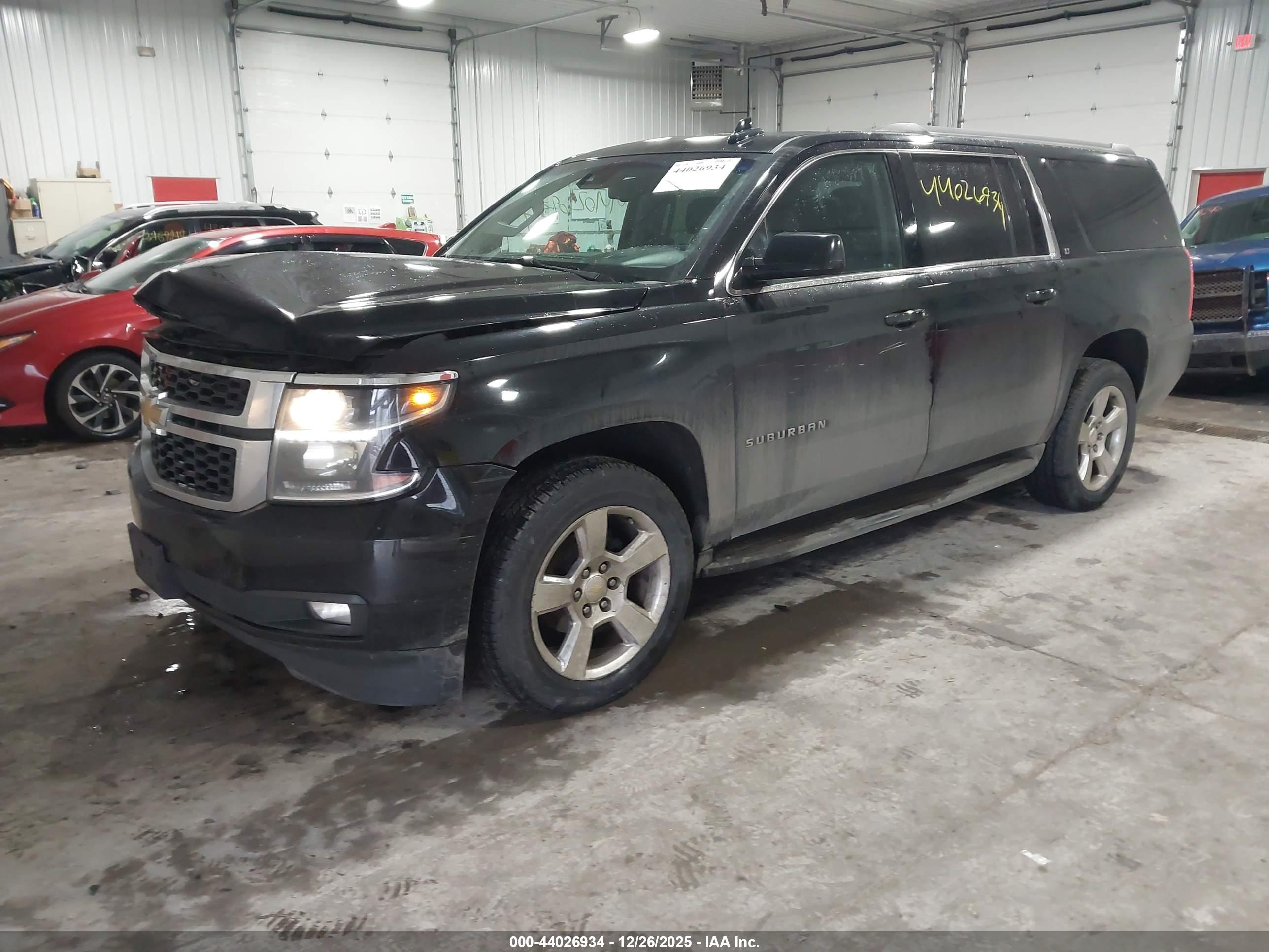 CHEVROLET SUBURBAN image 2