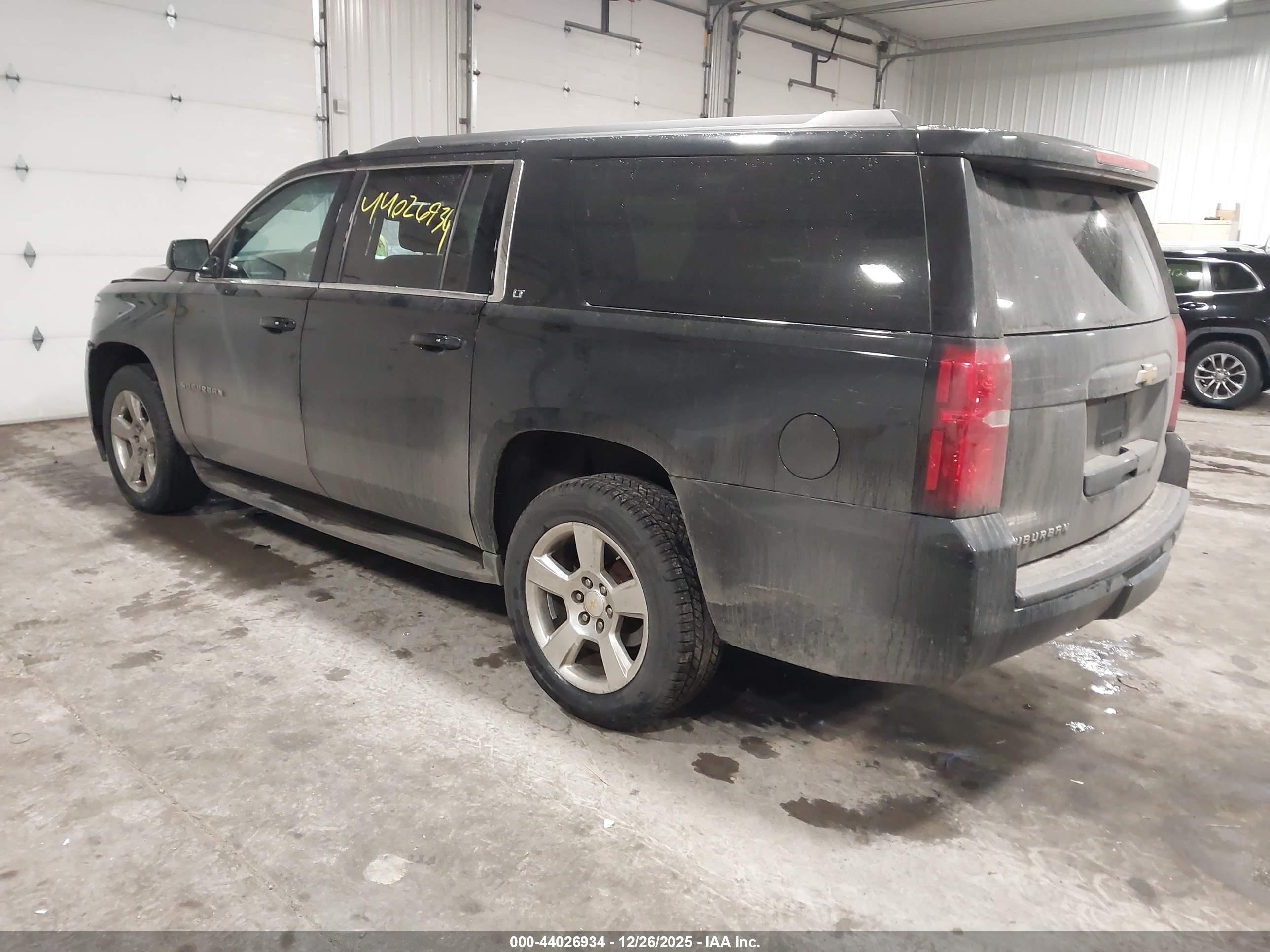 CHEVROLET SUBURBAN image 3
