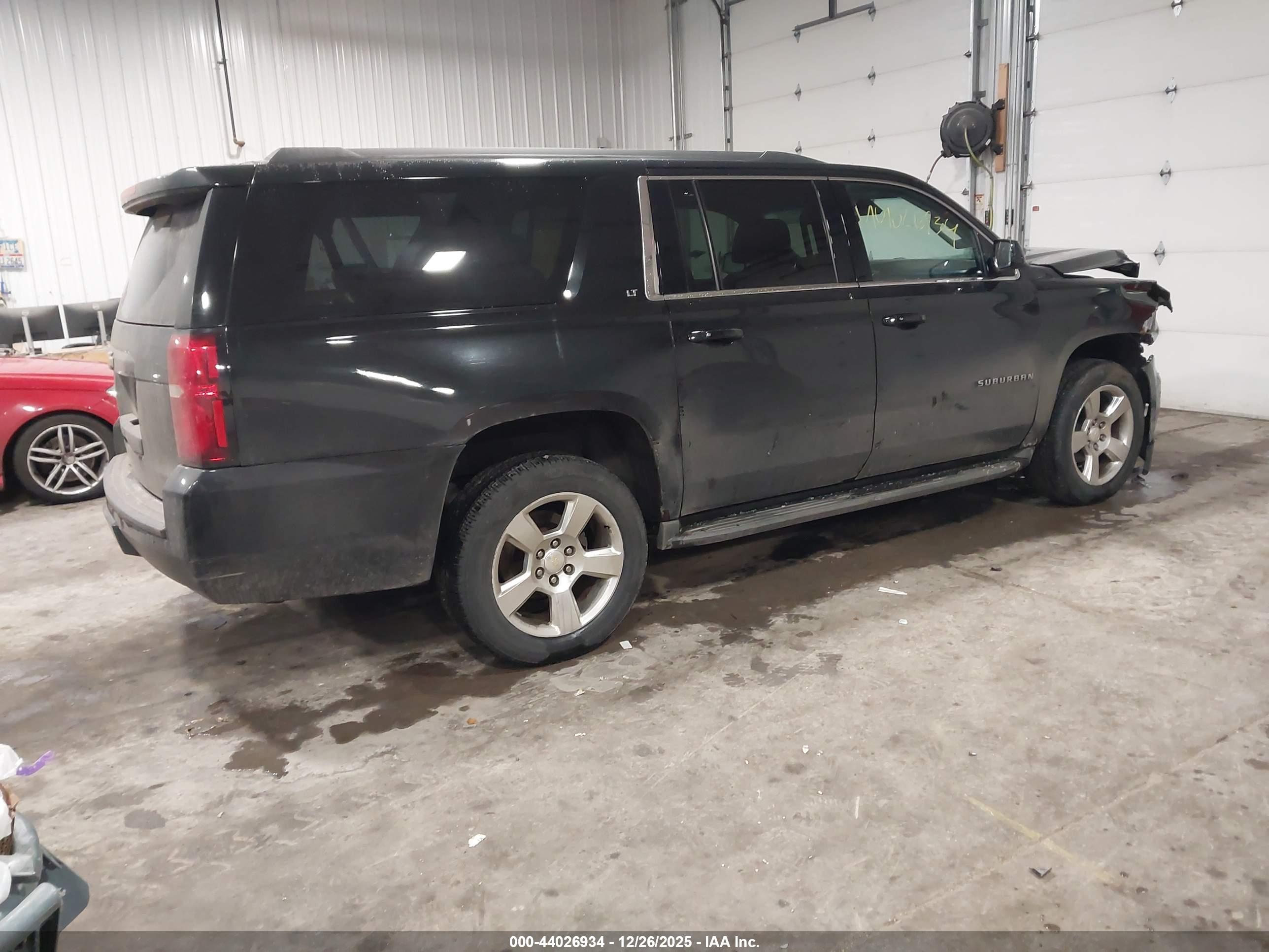 CHEVROLET SUBURBAN image 4
