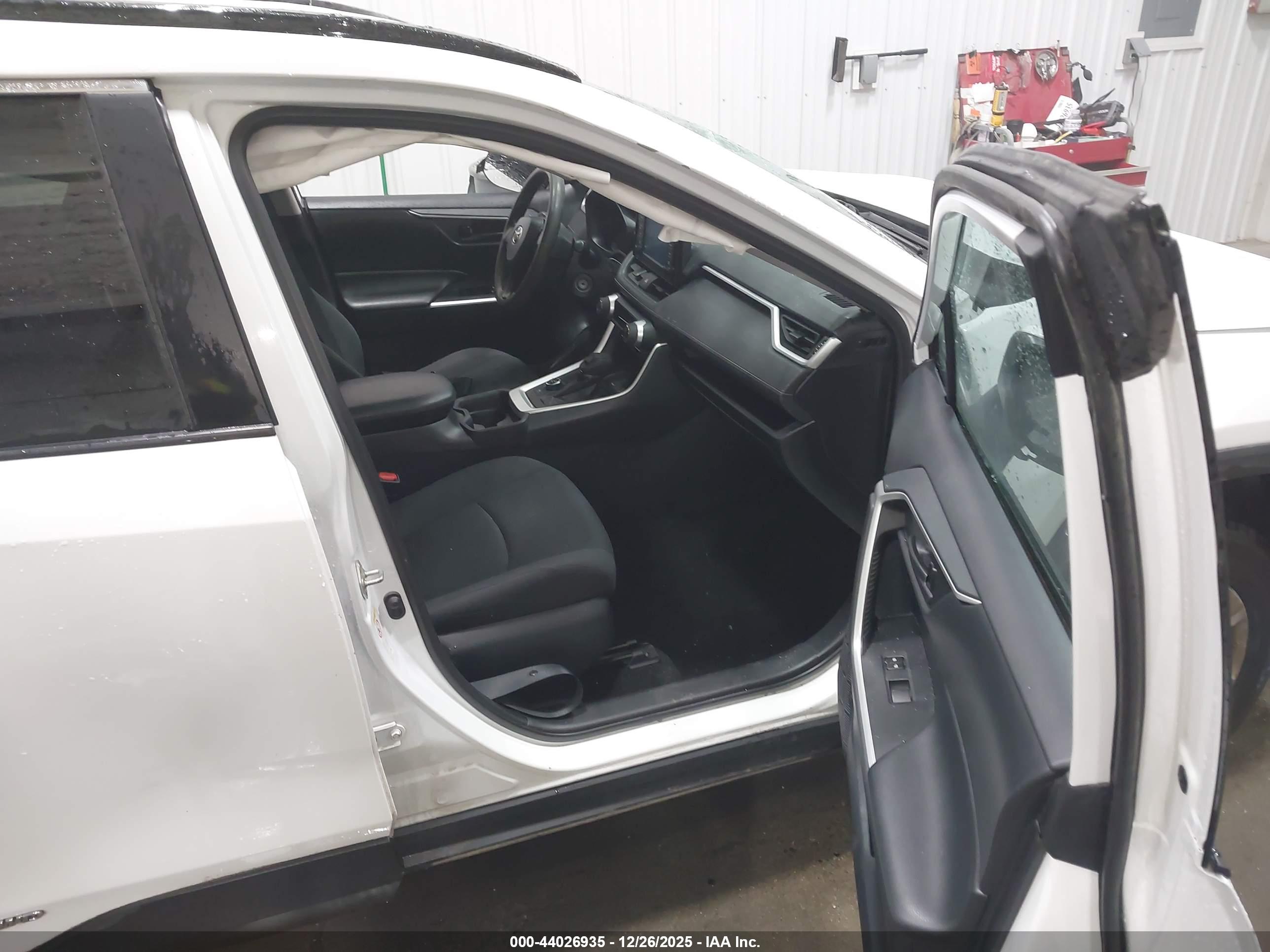 TOYOTA RAV4 image 5