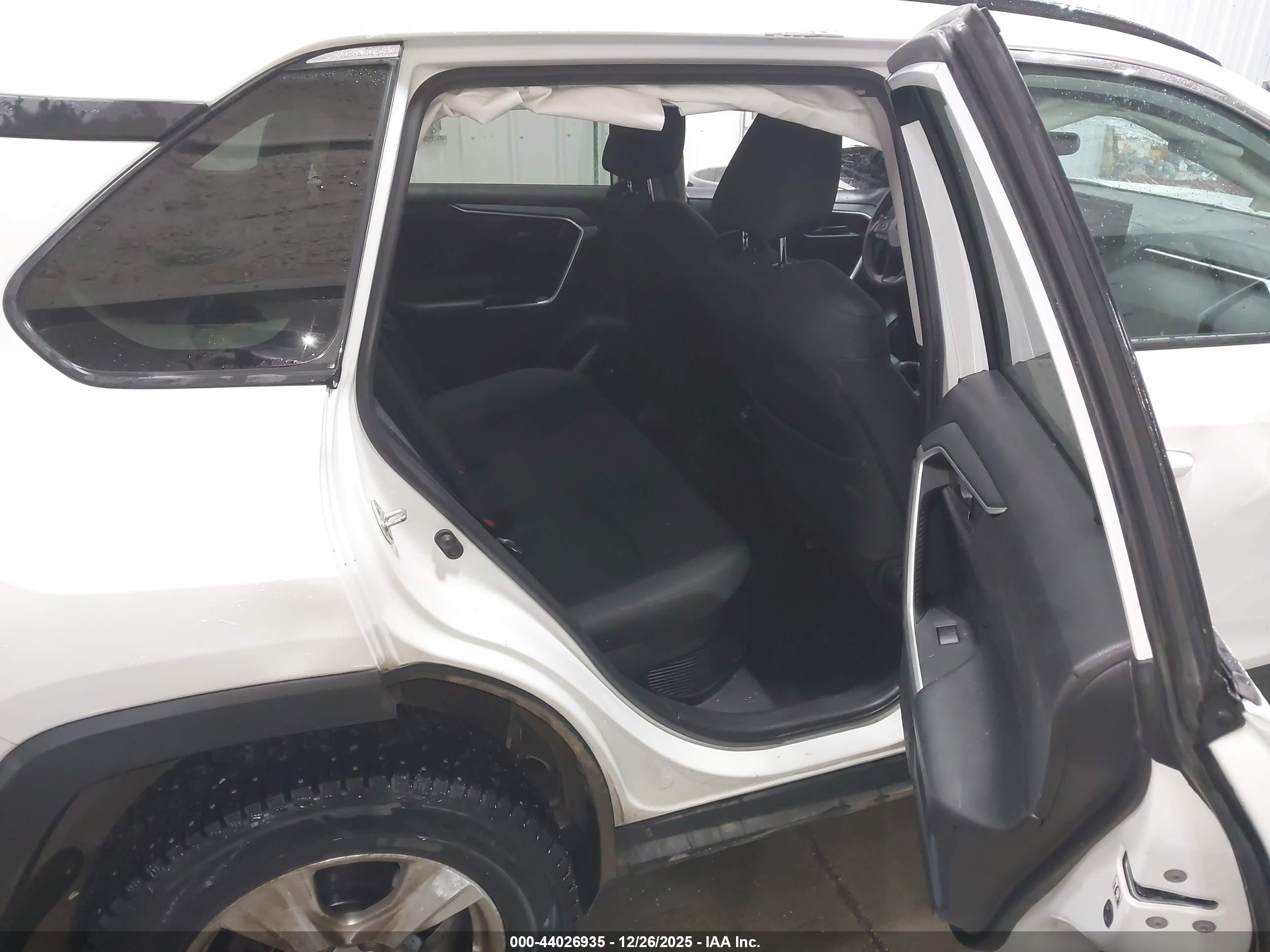TOYOTA RAV4 image 8