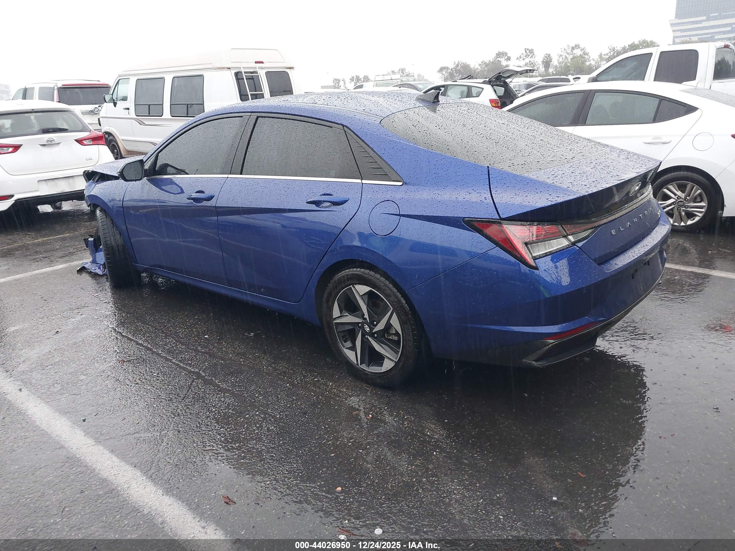 HYUNDAI ELANTRA image 3
