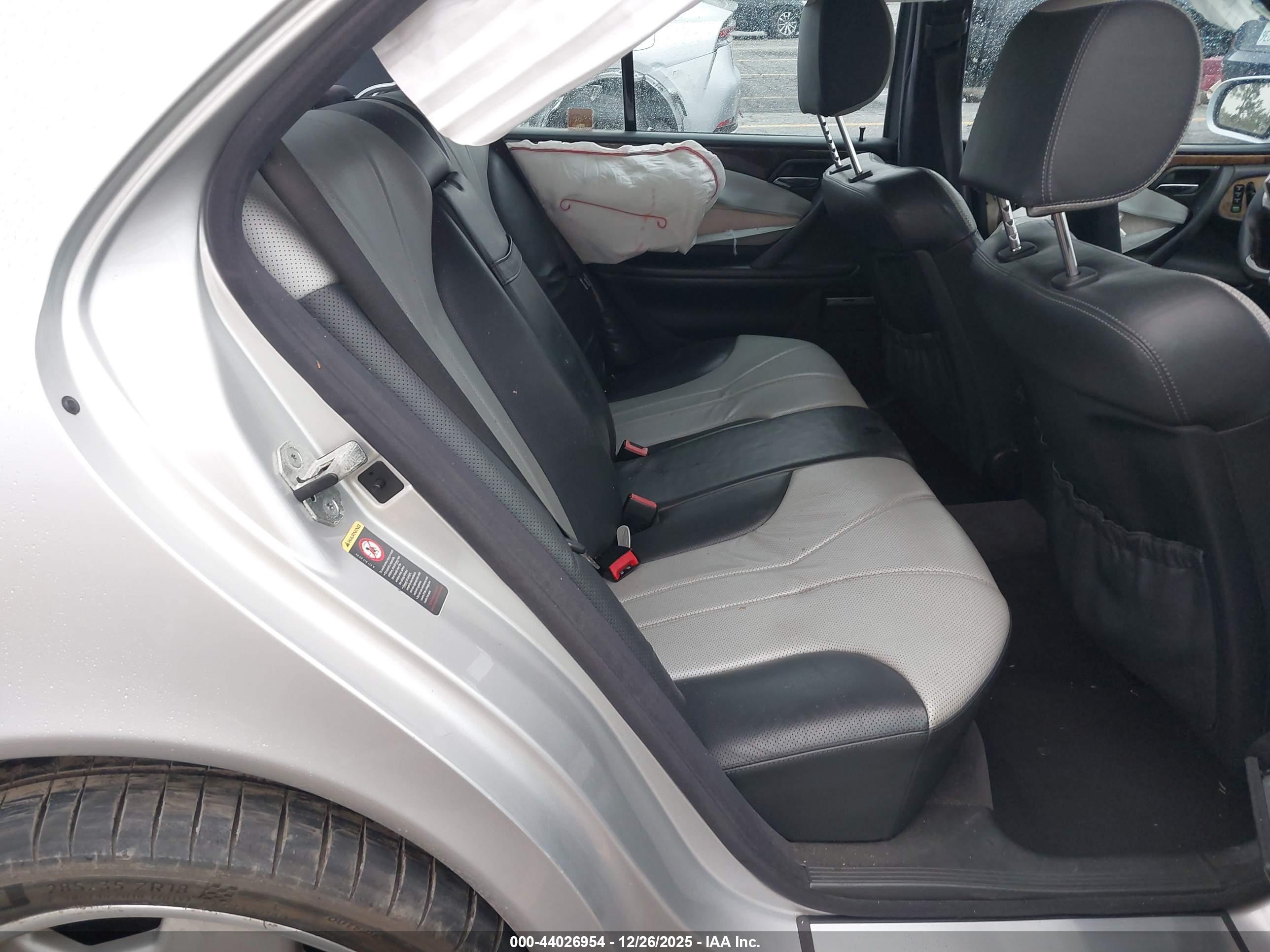 MERCEDES-BENZ E image 8