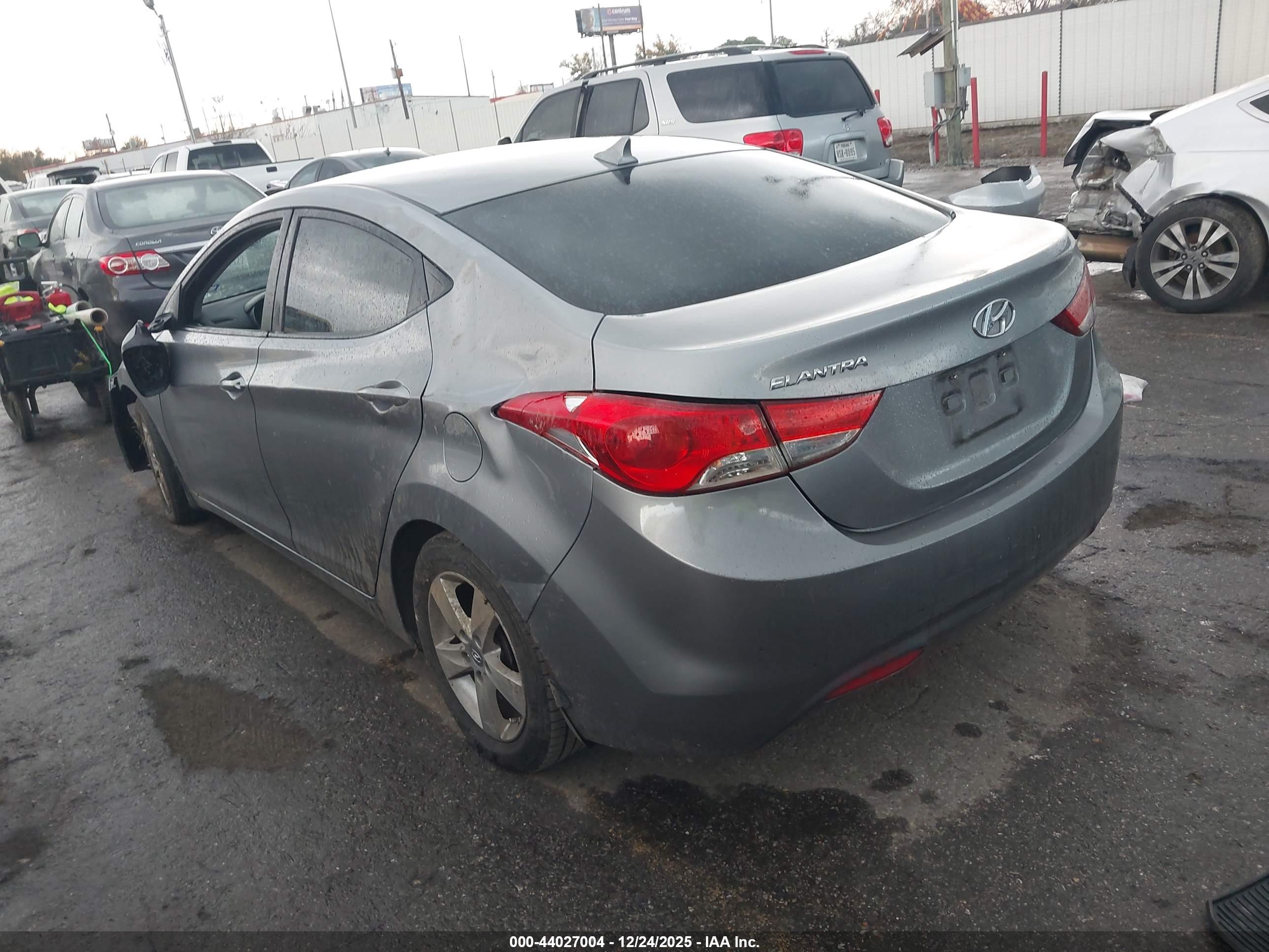 HYUNDAI ELANTRA image 3